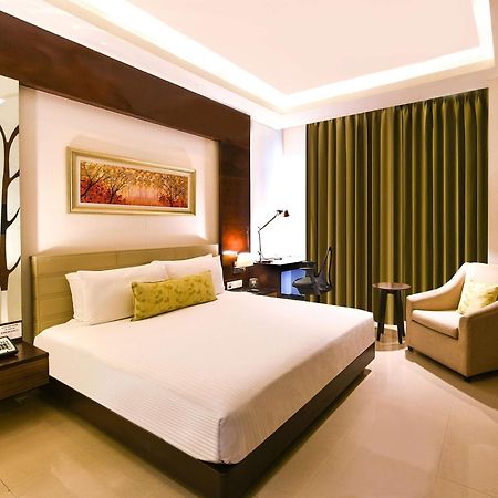 Doubletree By Hilton Gurugram Baani Square Hotel Гургаон Екстериор снимка