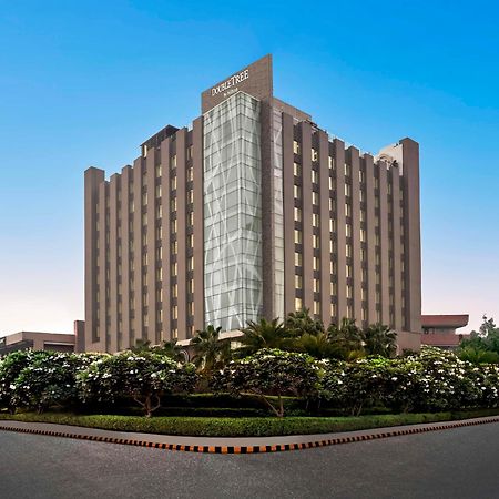 Doubletree By Hilton Gurugram Baani Square Hotel Гургаон Екстериор снимка