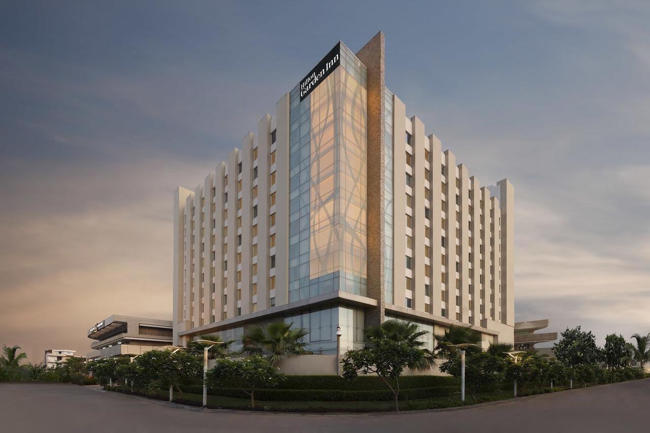 Doubletree By Hilton Gurugram Baani Square Hotel Гургаон Екстериор снимка