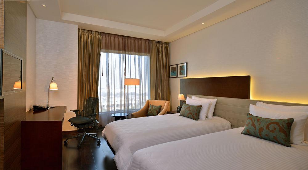 Doubletree By Hilton Gurugram Baani Square Hotel Гургаон Екстериор снимка