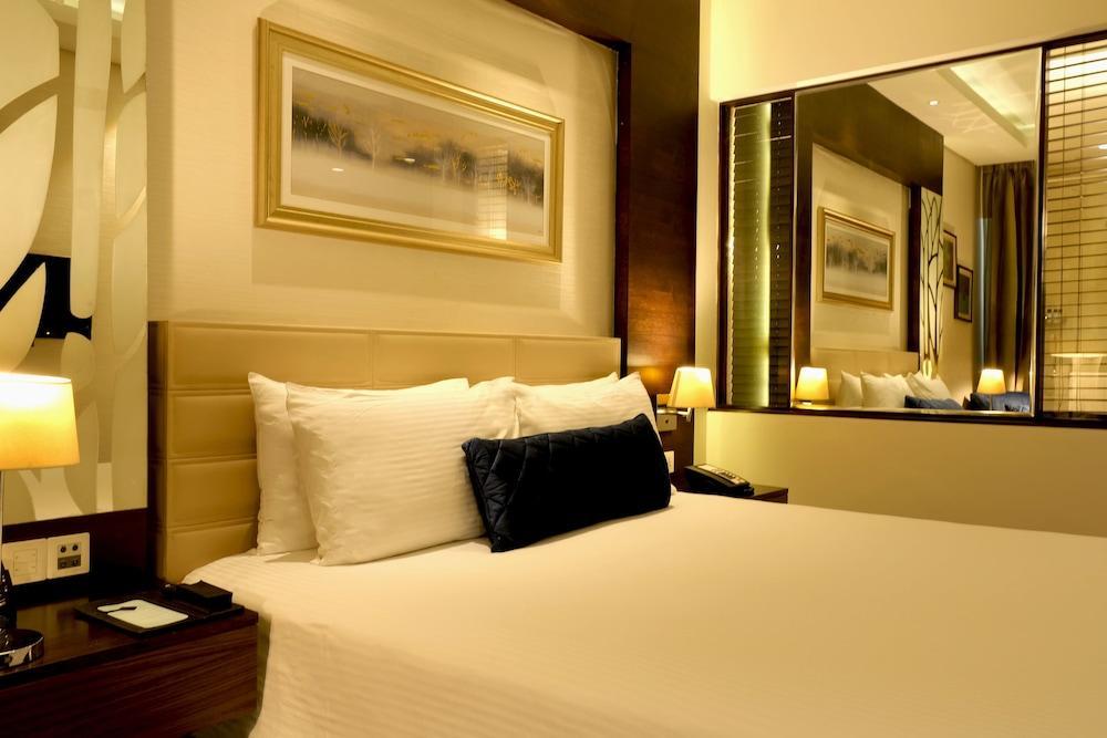 Doubletree By Hilton Gurugram Baani Square Hotel Гургаон Екстериор снимка