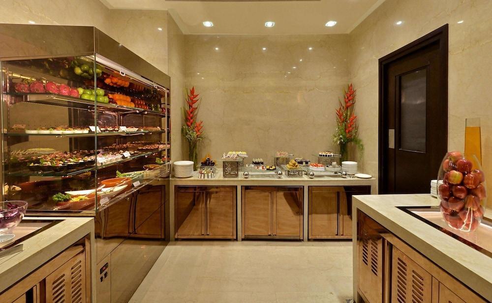 Doubletree By Hilton Gurugram Baani Square Hotel Гургаон Екстериор снимка