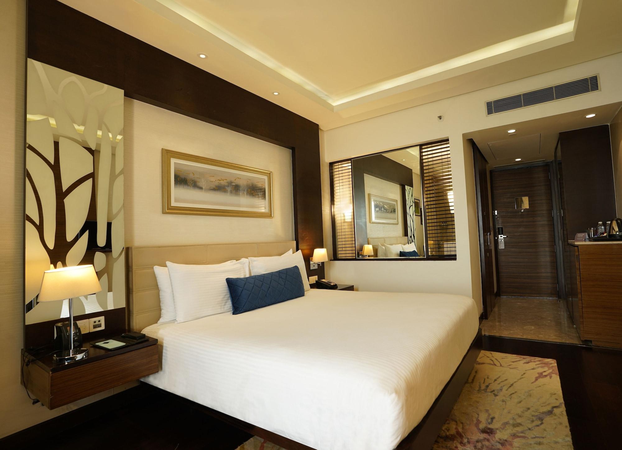 Doubletree By Hilton Gurugram Baani Square Hotel Гургаон Екстериор снимка