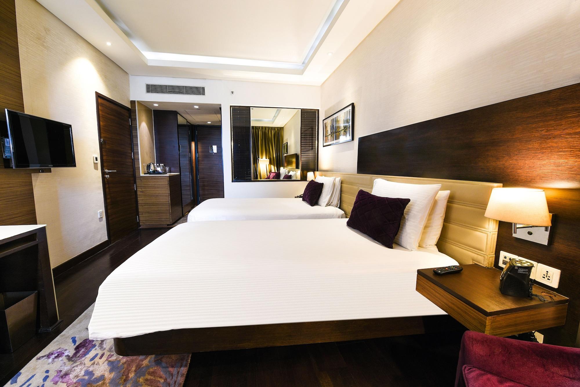 Doubletree By Hilton Gurugram Baani Square Hotel Гургаон Екстериор снимка