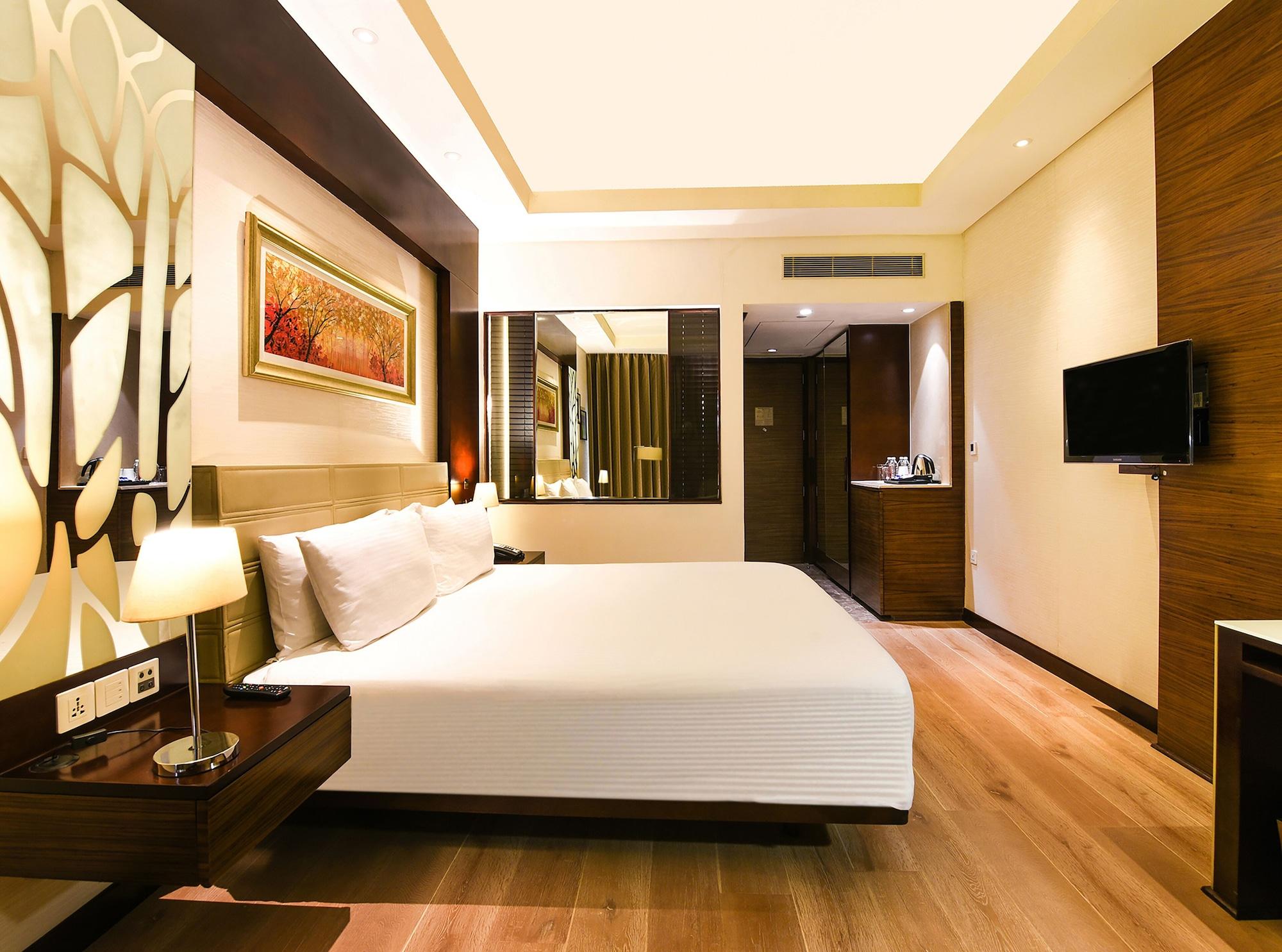 Doubletree By Hilton Gurugram Baani Square Hotel Гургаон Екстериор снимка