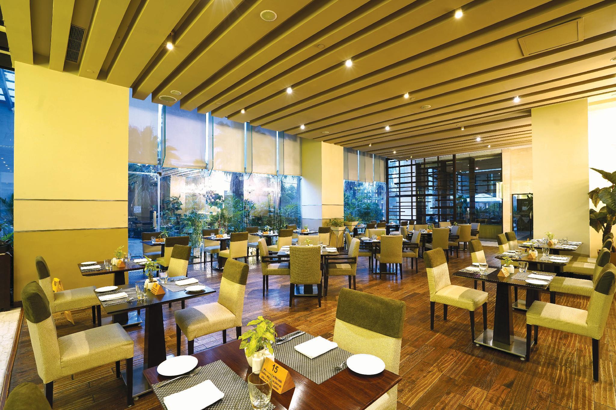 Doubletree By Hilton Gurugram Baani Square Hotel Гургаон Екстериор снимка
