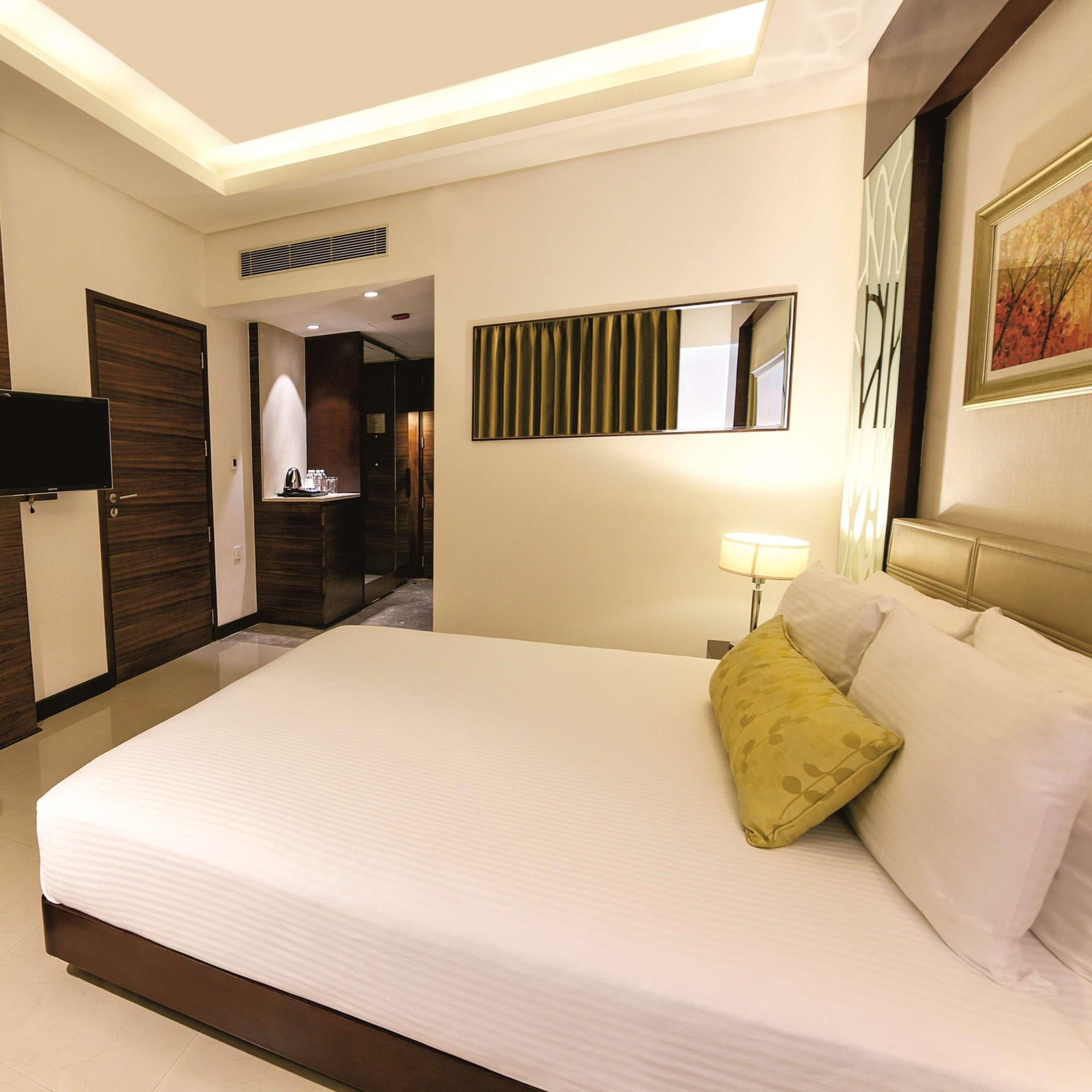 Doubletree By Hilton Gurugram Baani Square Hotel Гургаон Екстериор снимка