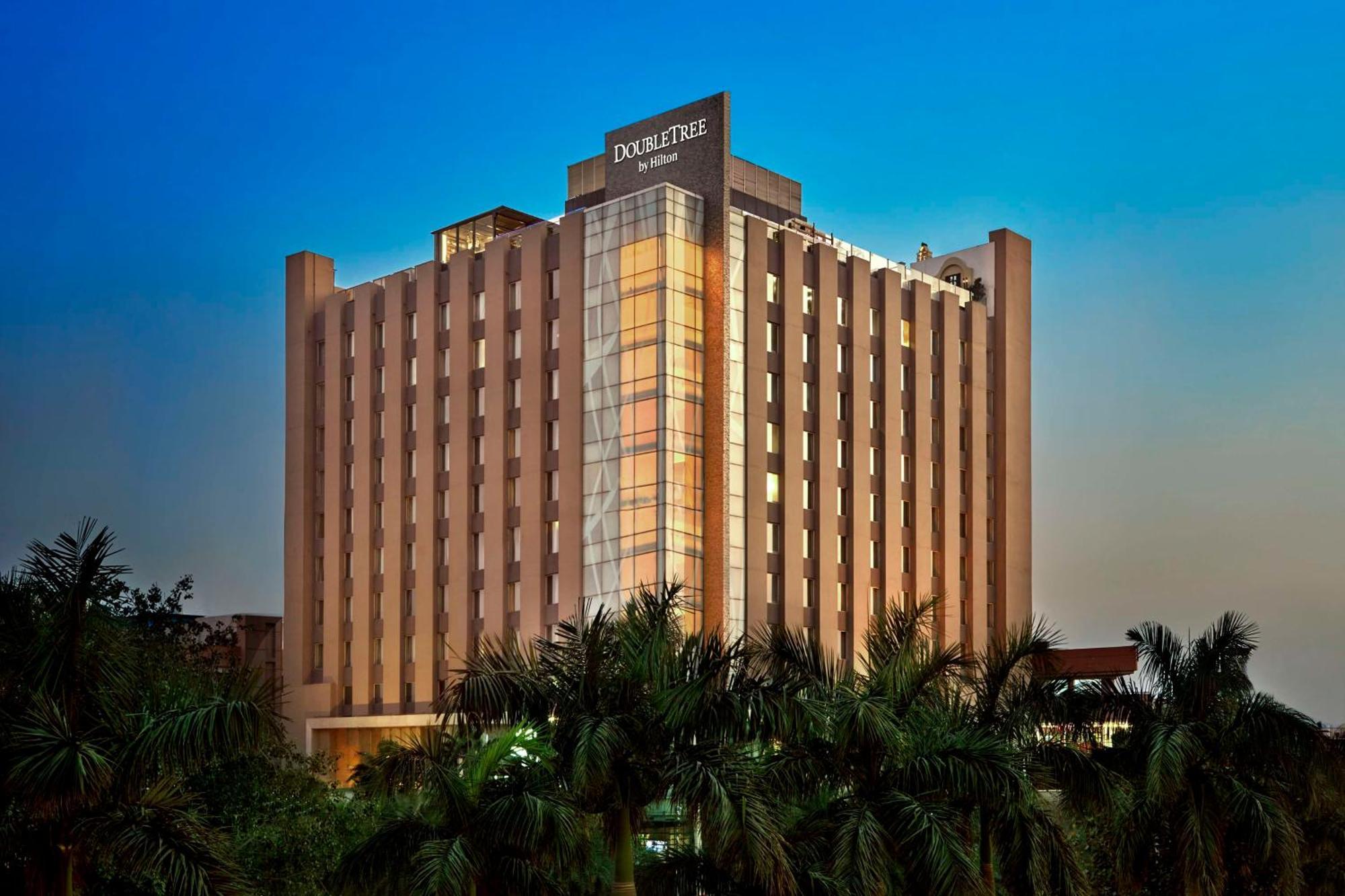 Doubletree By Hilton Gurugram Baani Square Hotel Гургаон Екстериор снимка