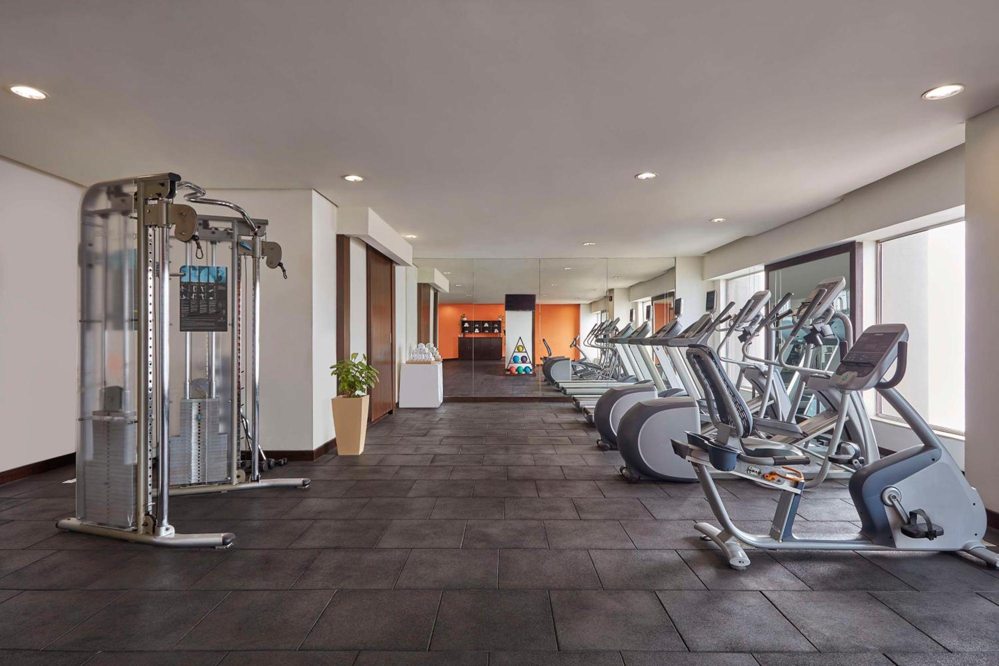 Doubletree By Hilton Gurugram Baani Square Hotel Гургаон Екстериор снимка