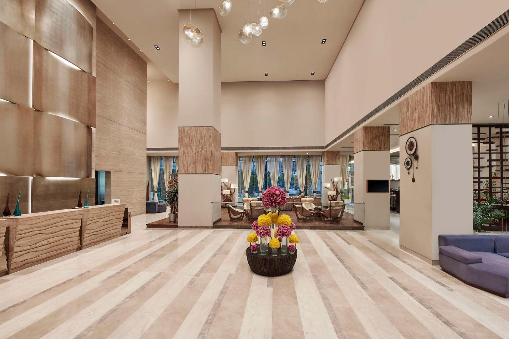 Doubletree By Hilton Gurugram Baani Square Hotel Гургаон Екстериор снимка