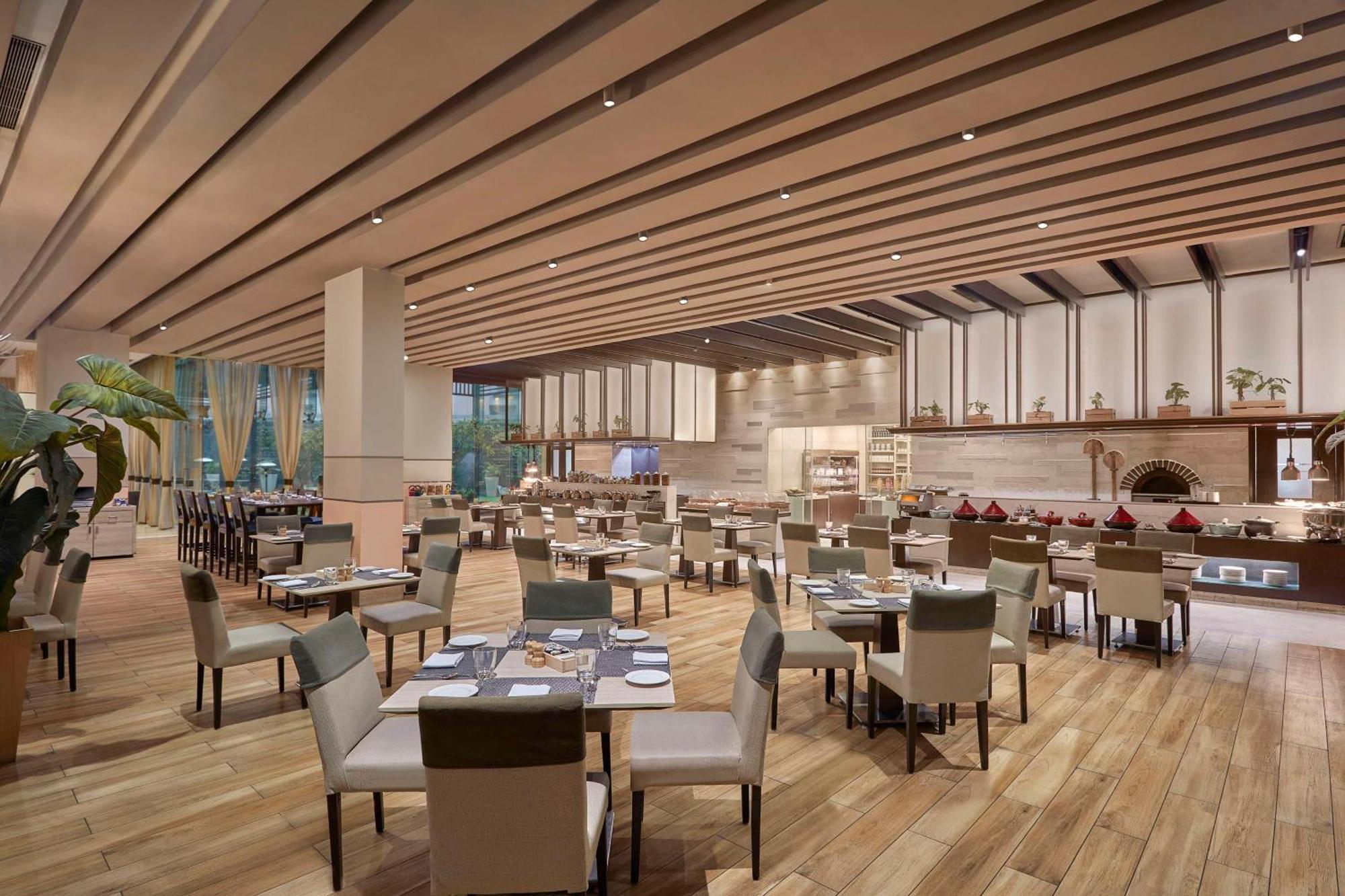 Doubletree By Hilton Gurugram Baani Square Hotel Гургаон Екстериор снимка