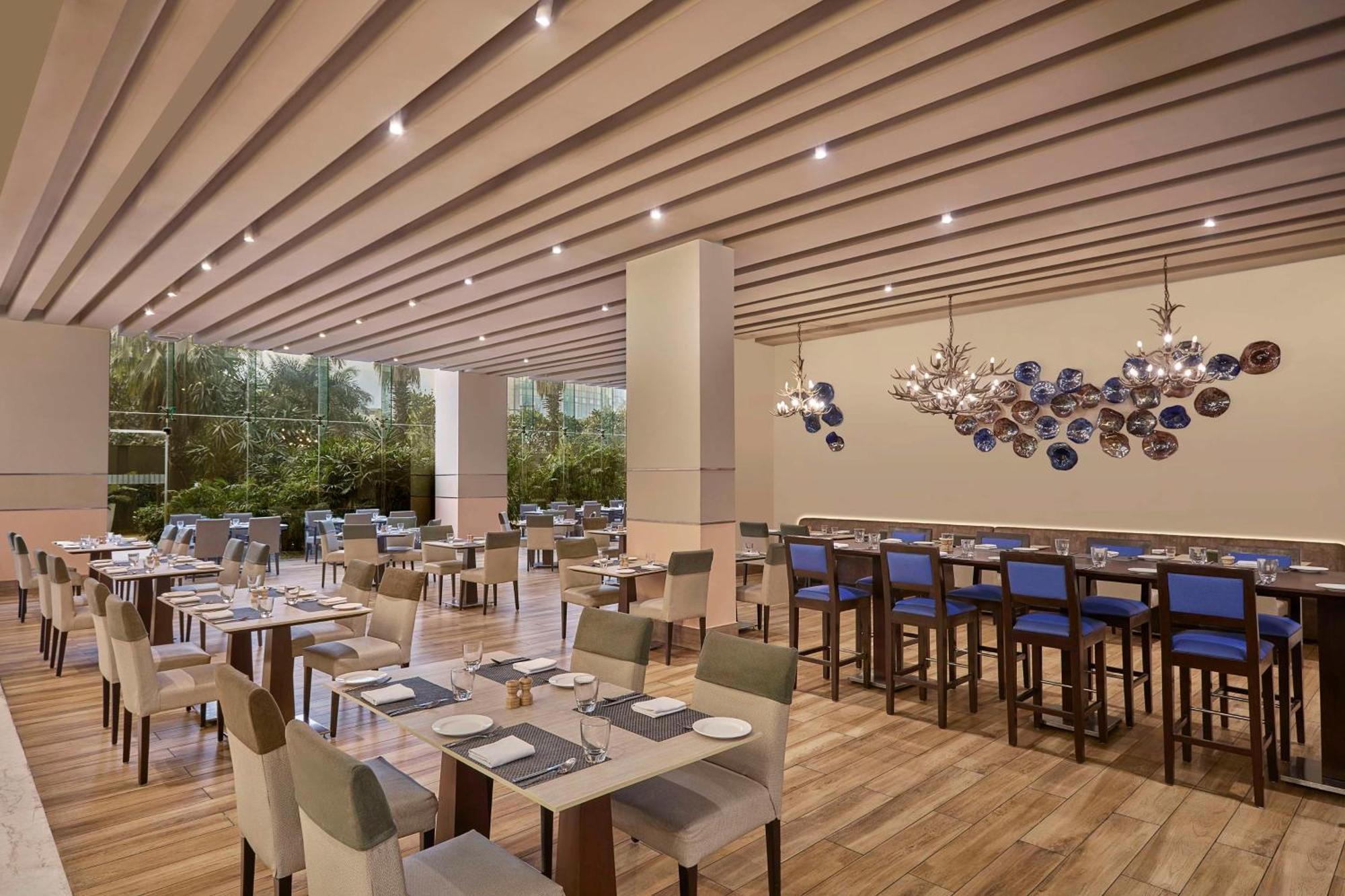 Doubletree By Hilton Gurugram Baani Square Hotel Гургаон Екстериор снимка