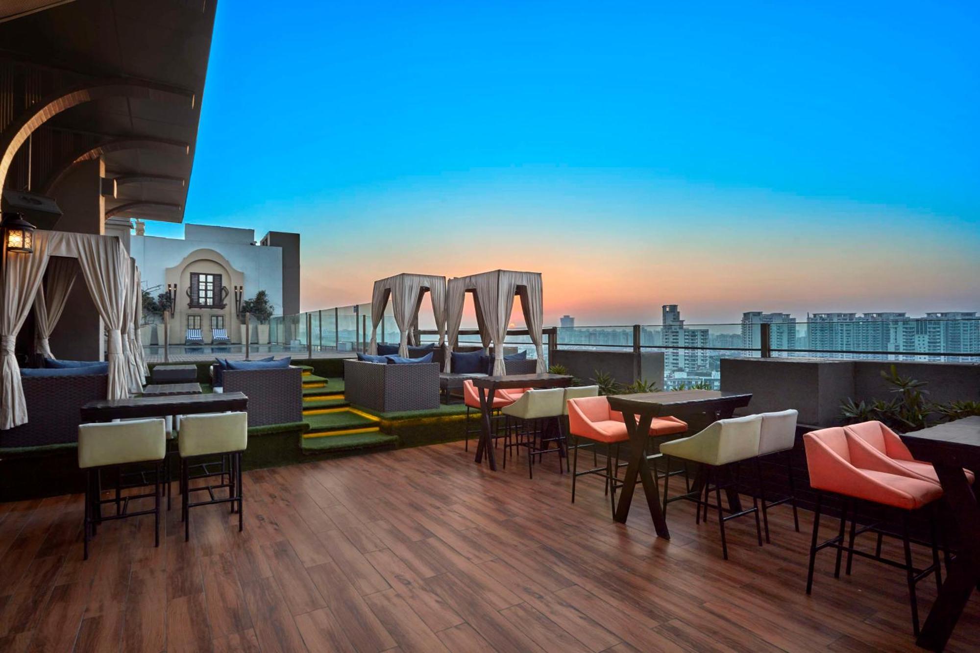 Doubletree By Hilton Gurugram Baani Square Hotel Гургаон Екстериор снимка