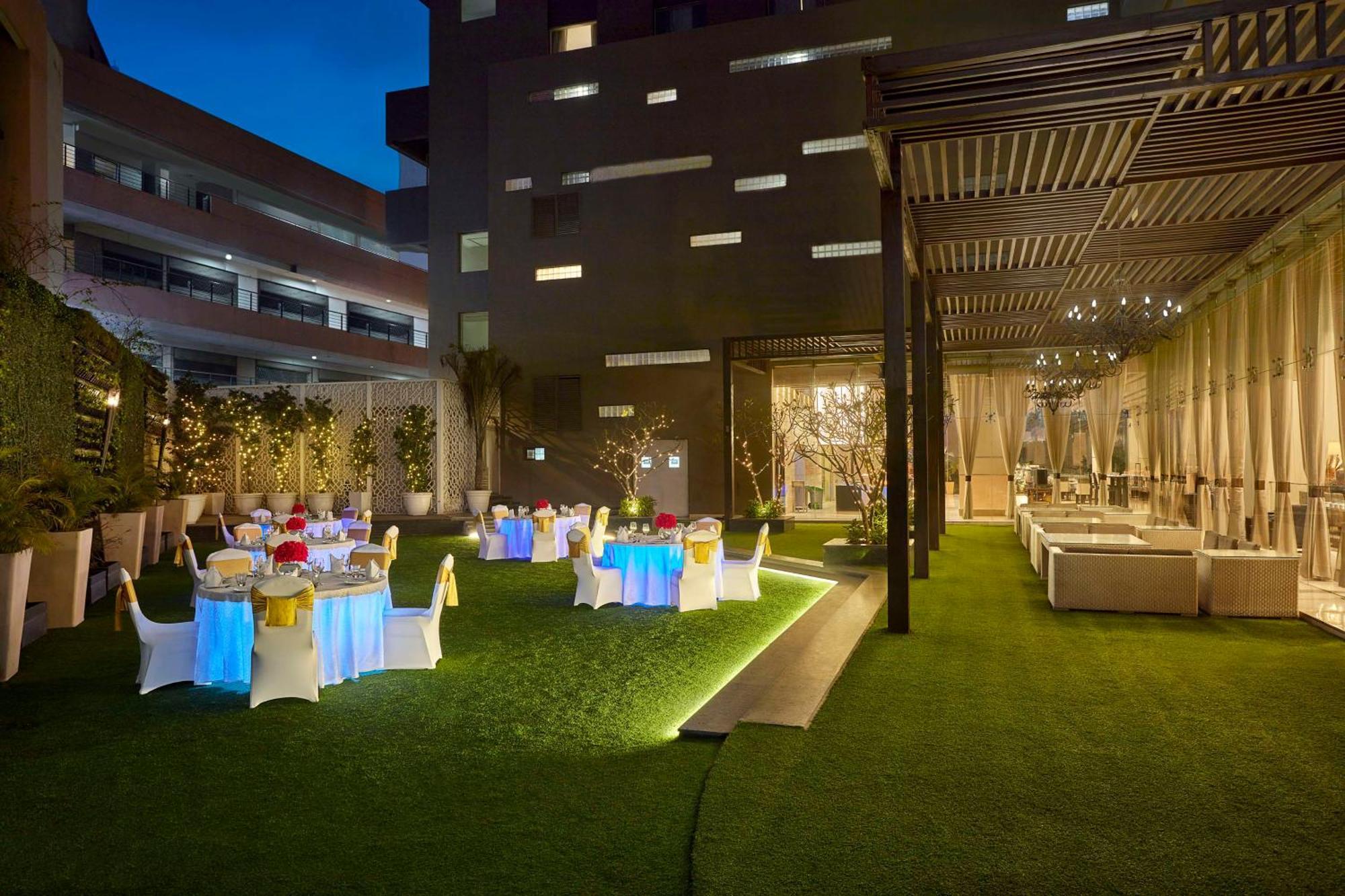 Doubletree By Hilton Gurugram Baani Square Hotel Гургаон Екстериор снимка