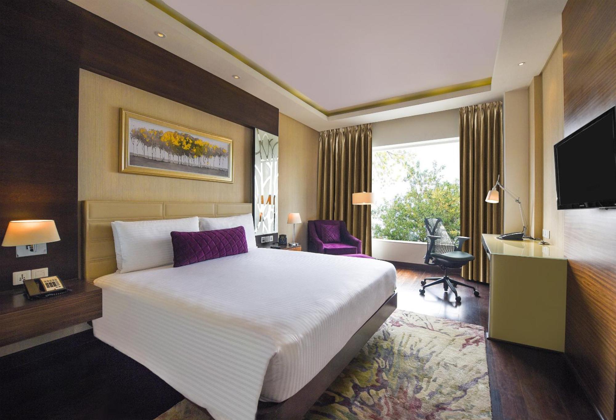 Doubletree By Hilton Gurugram Baani Square Hotel Гургаон Екстериор снимка