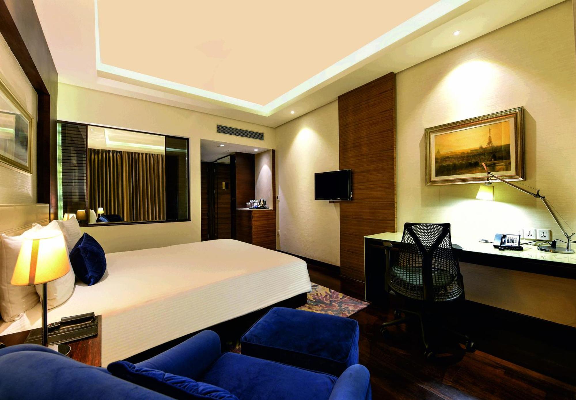 Doubletree By Hilton Gurugram Baani Square Hotel Гургаон Екстериор снимка