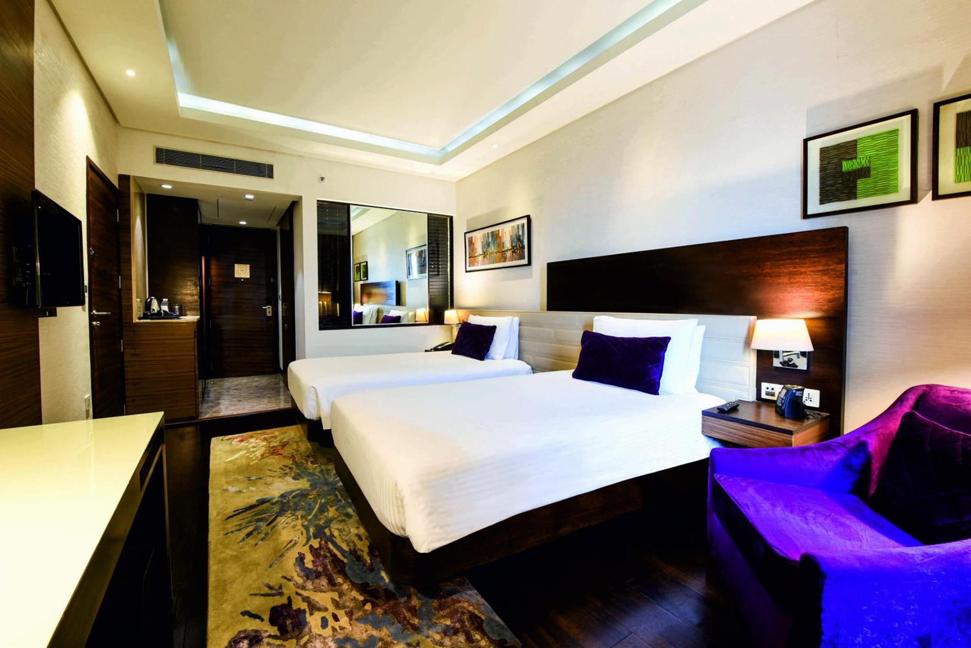 Doubletree By Hilton Gurugram Baani Square Hotel Гургаон Екстериор снимка