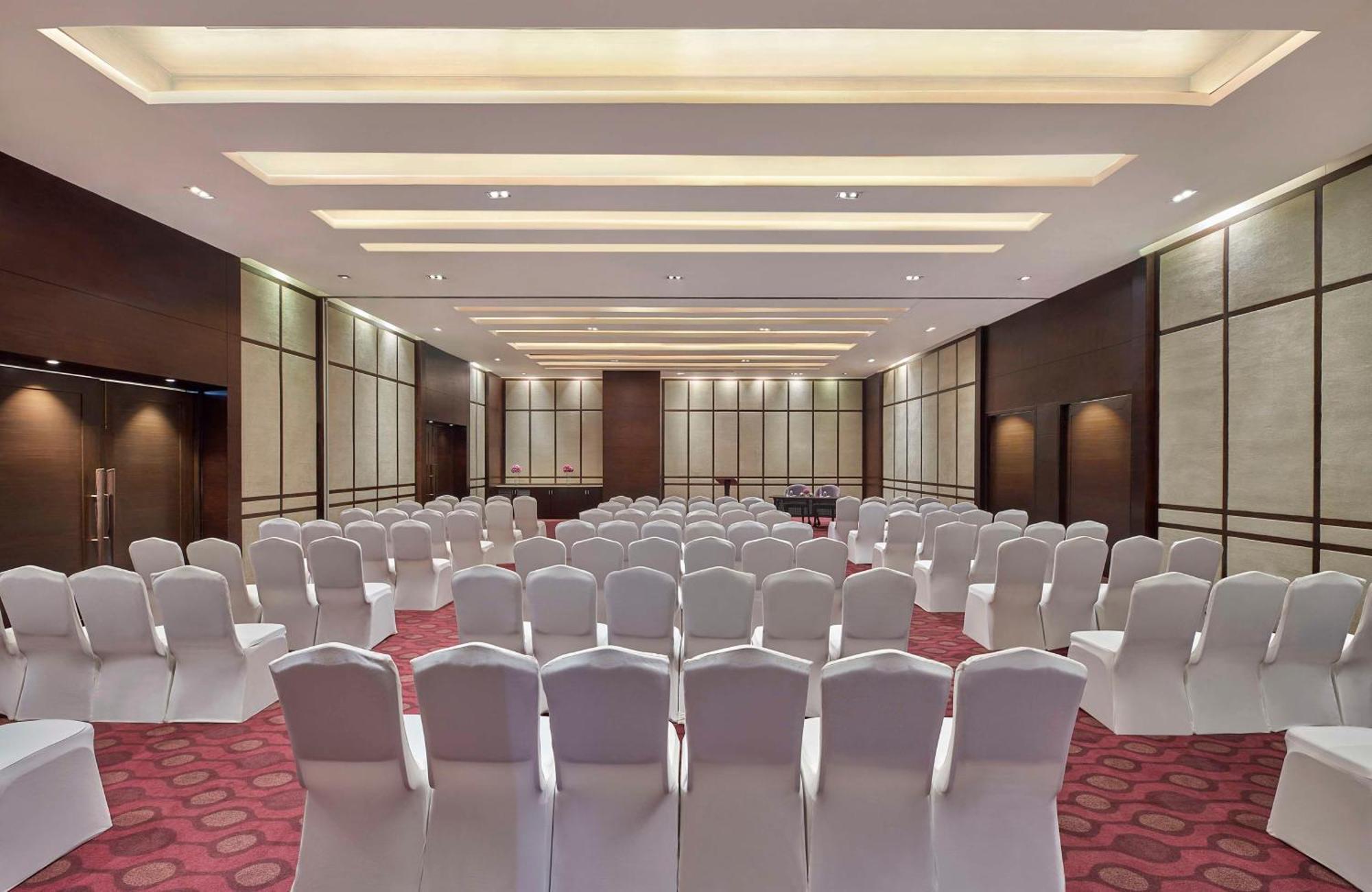 Doubletree By Hilton Gurugram Baani Square Hotel Гургаон Екстериор снимка