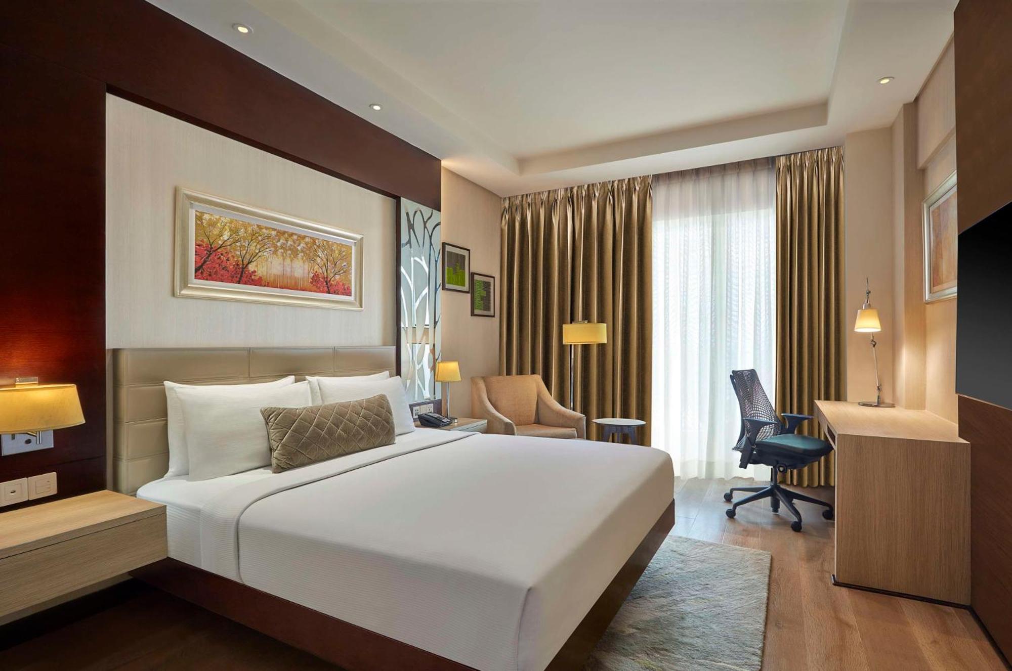 Doubletree By Hilton Gurugram Baani Square Hotel Гургаон Екстериор снимка