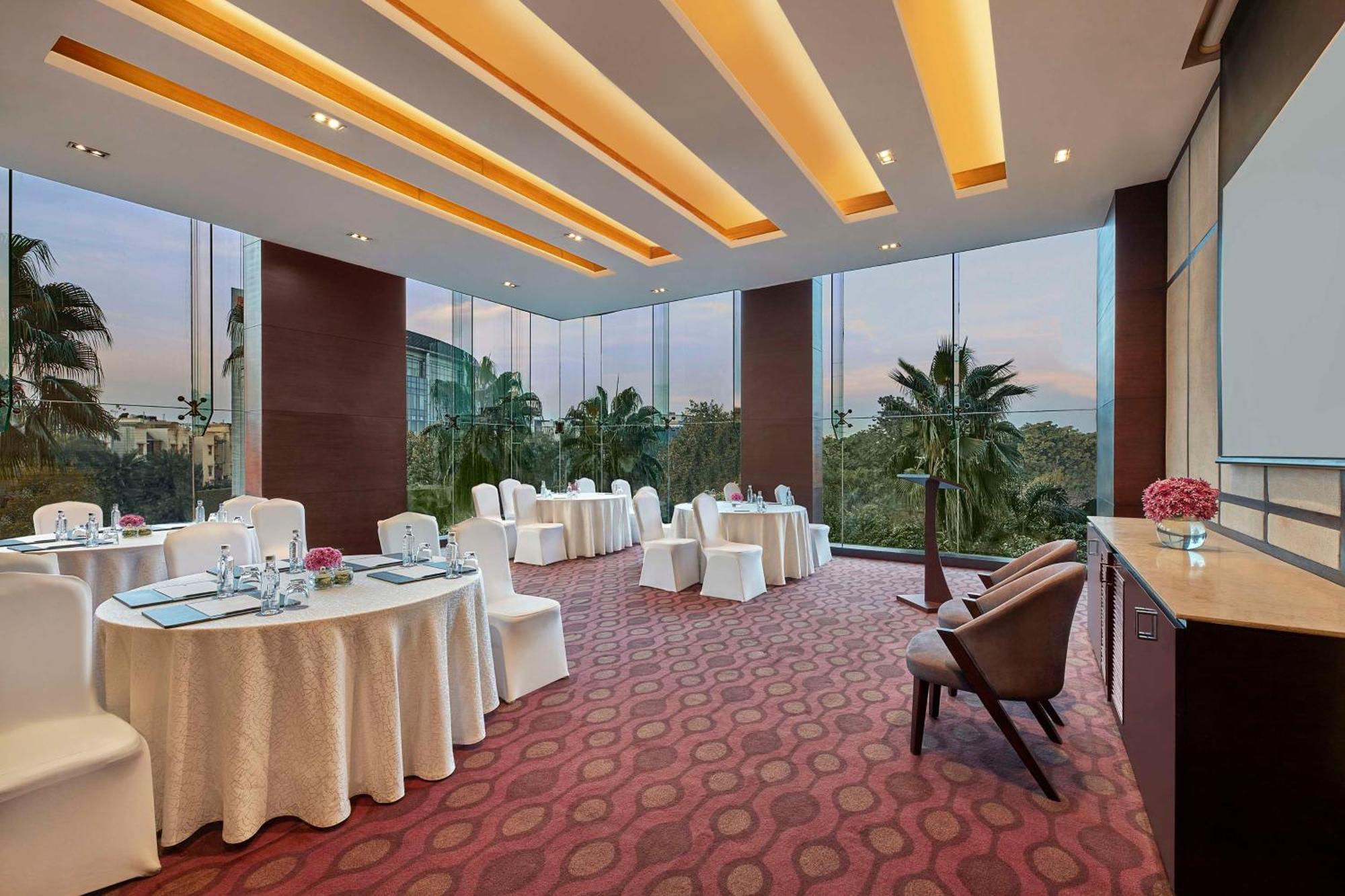 Doubletree By Hilton Gurugram Baani Square Hotel Гургаон Екстериор снимка
