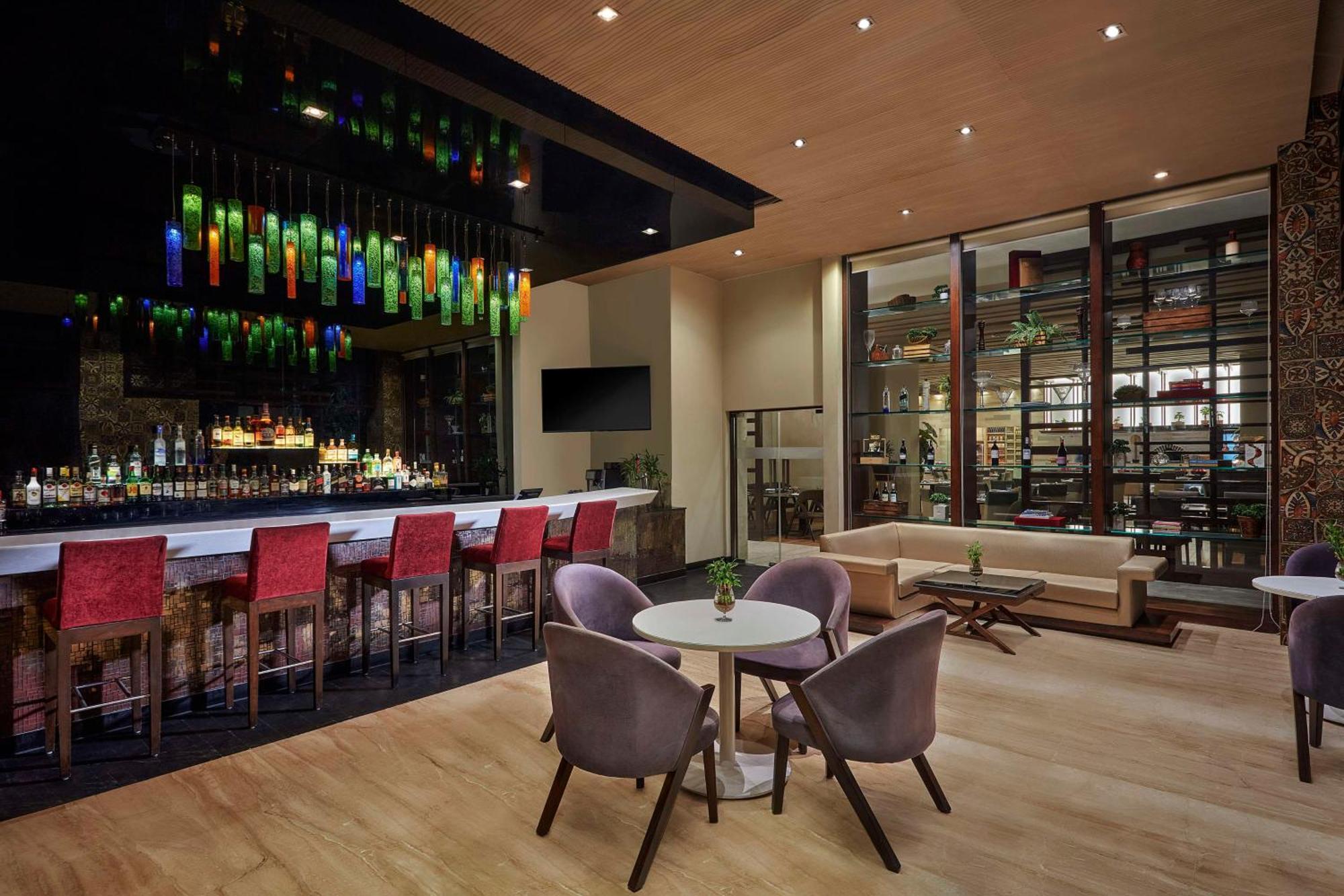 Doubletree By Hilton Gurugram Baani Square Hotel Гургаон Екстериор снимка