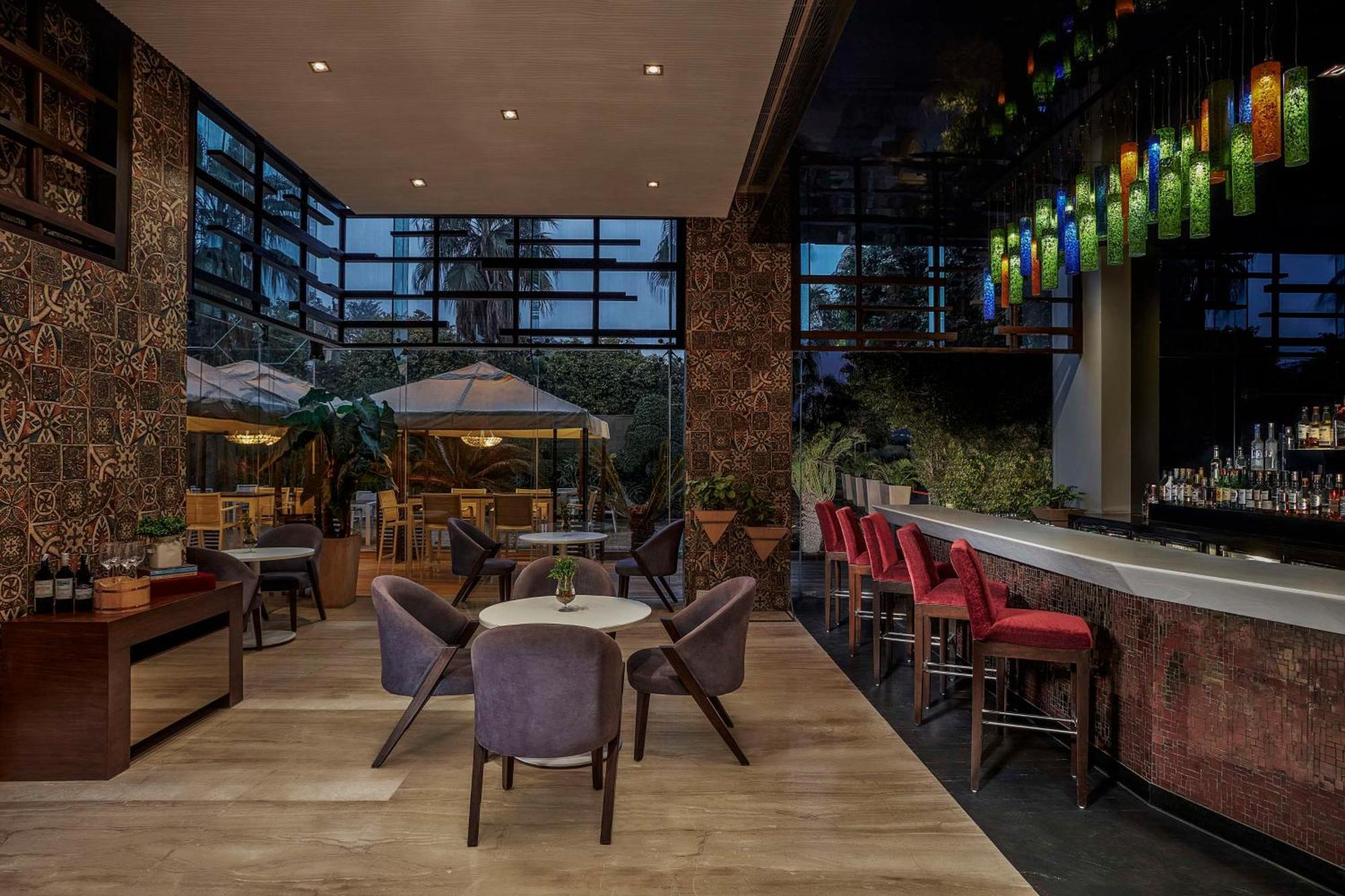 Doubletree By Hilton Gurugram Baani Square Hotel Гургаон Екстериор снимка