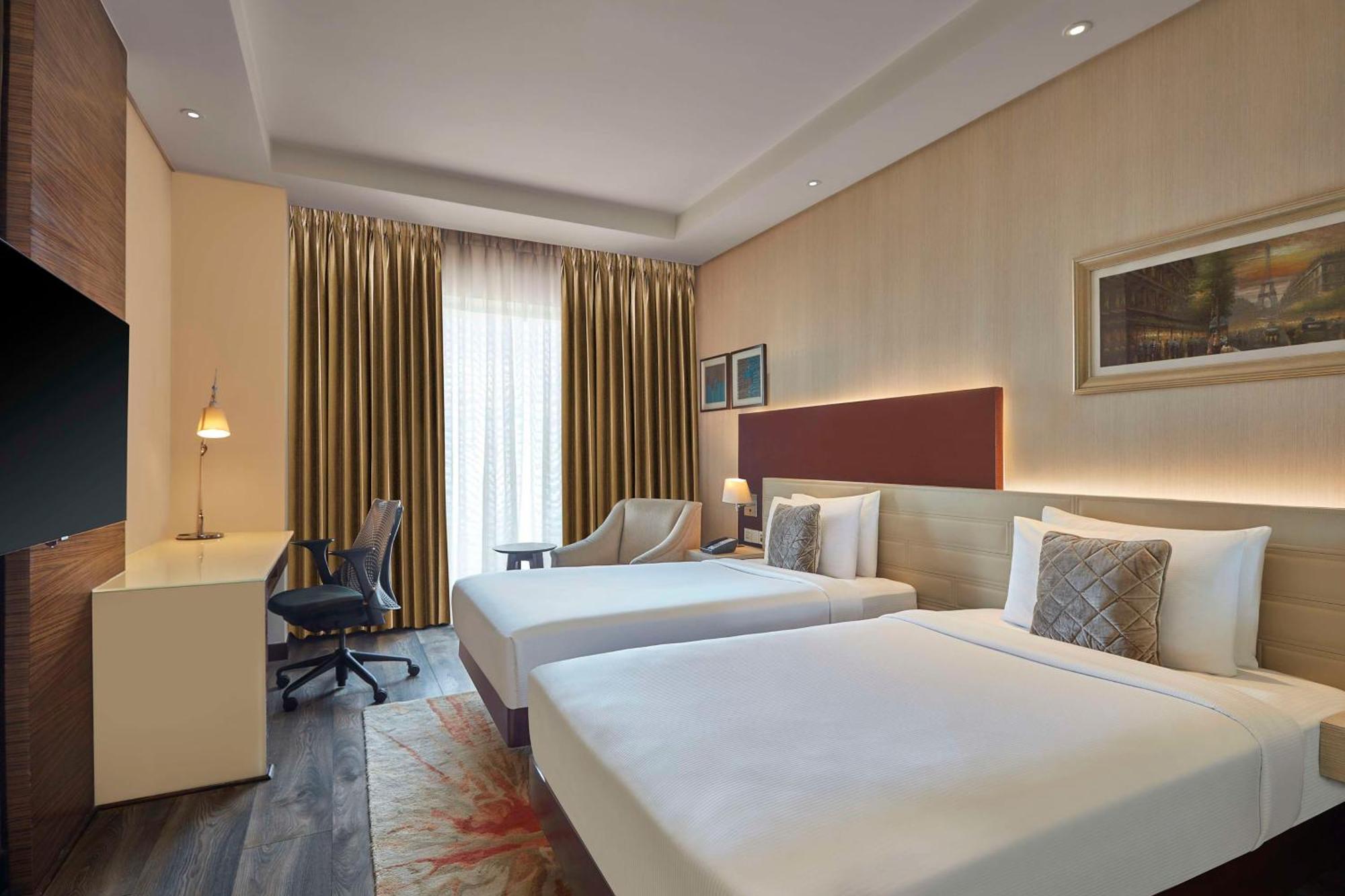 Doubletree By Hilton Gurugram Baani Square Hotel Гургаон Екстериор снимка