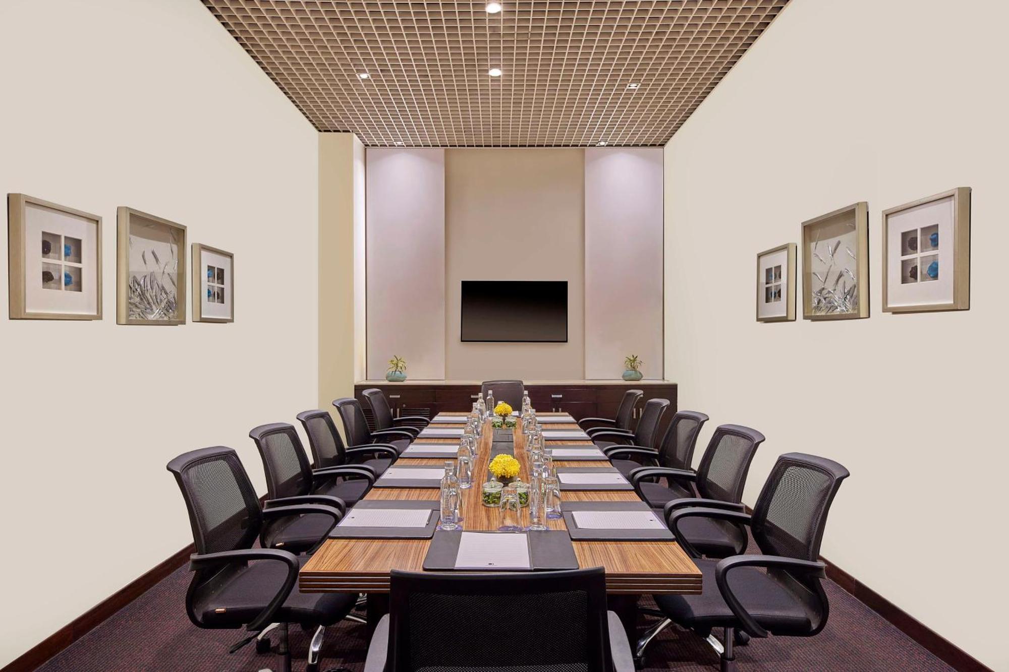 Doubletree By Hilton Gurugram Baani Square Hotel Гургаон Екстериор снимка
