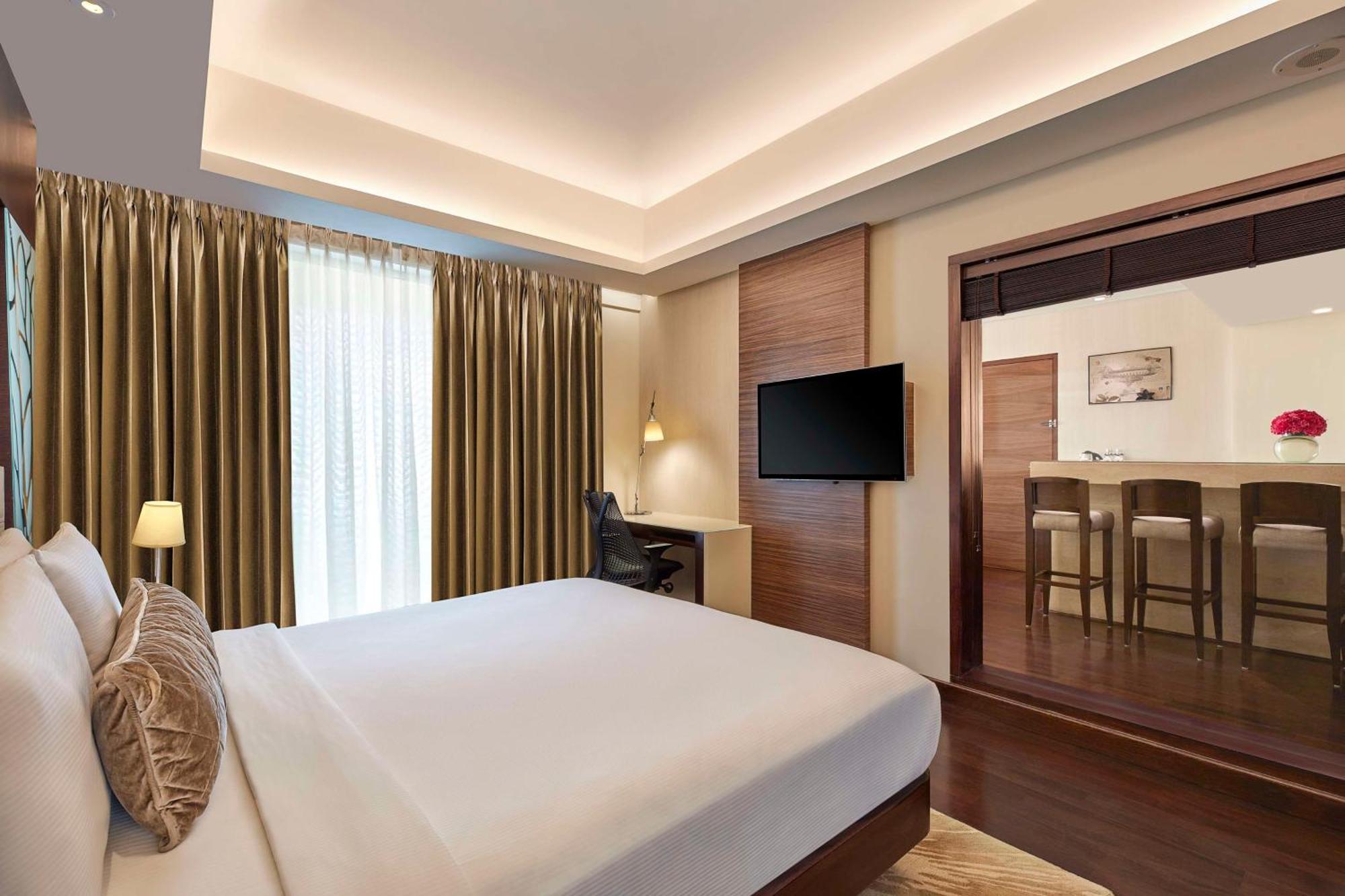 Doubletree By Hilton Gurugram Baani Square Hotel Гургаон Екстериор снимка