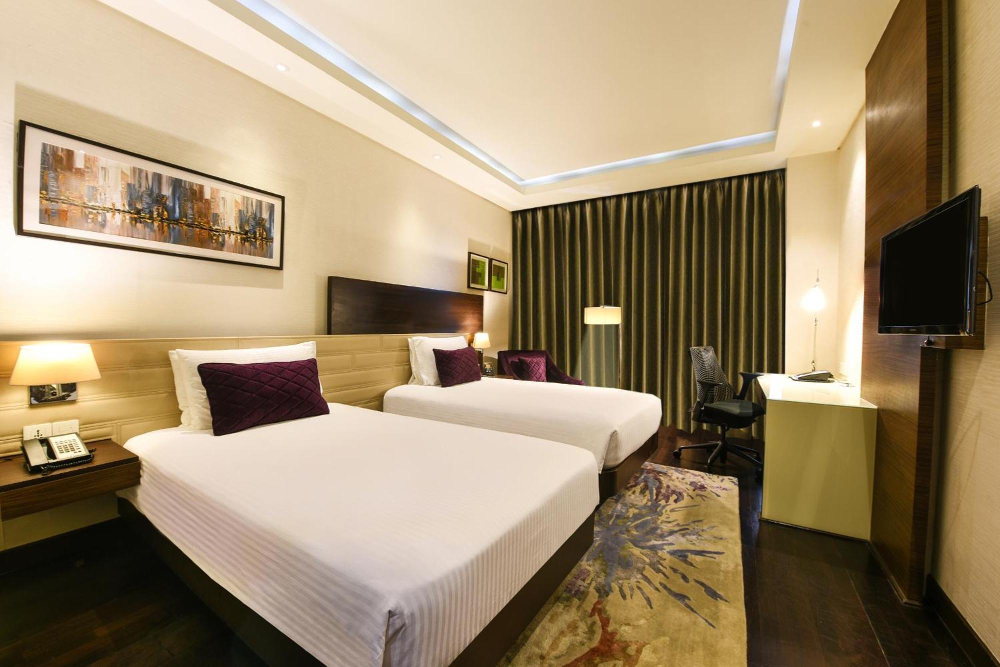 Doubletree By Hilton Gurugram Baani Square Hotel Гургаон Екстериор снимка