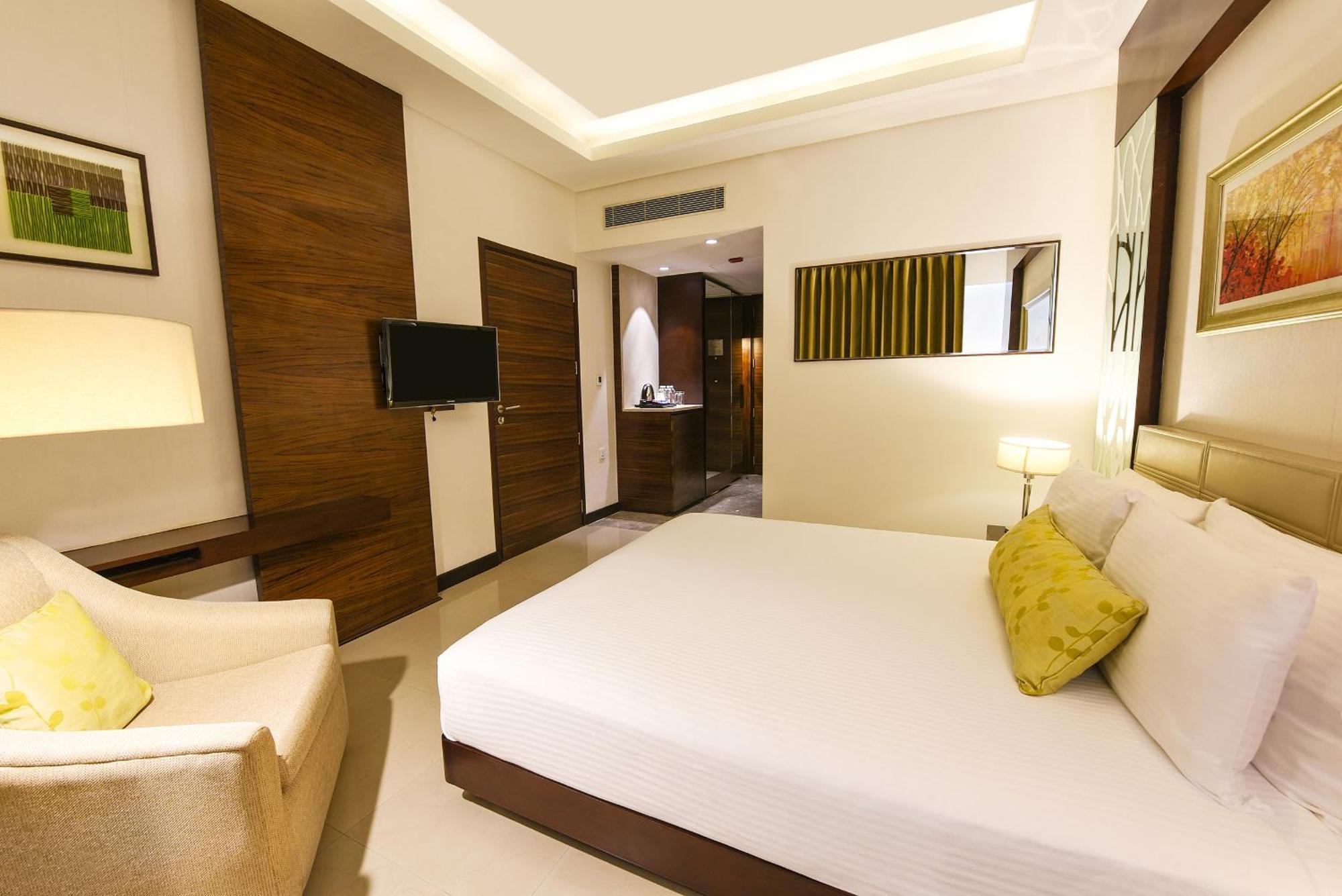 Doubletree By Hilton Gurugram Baani Square Hotel Гургаон Екстериор снимка