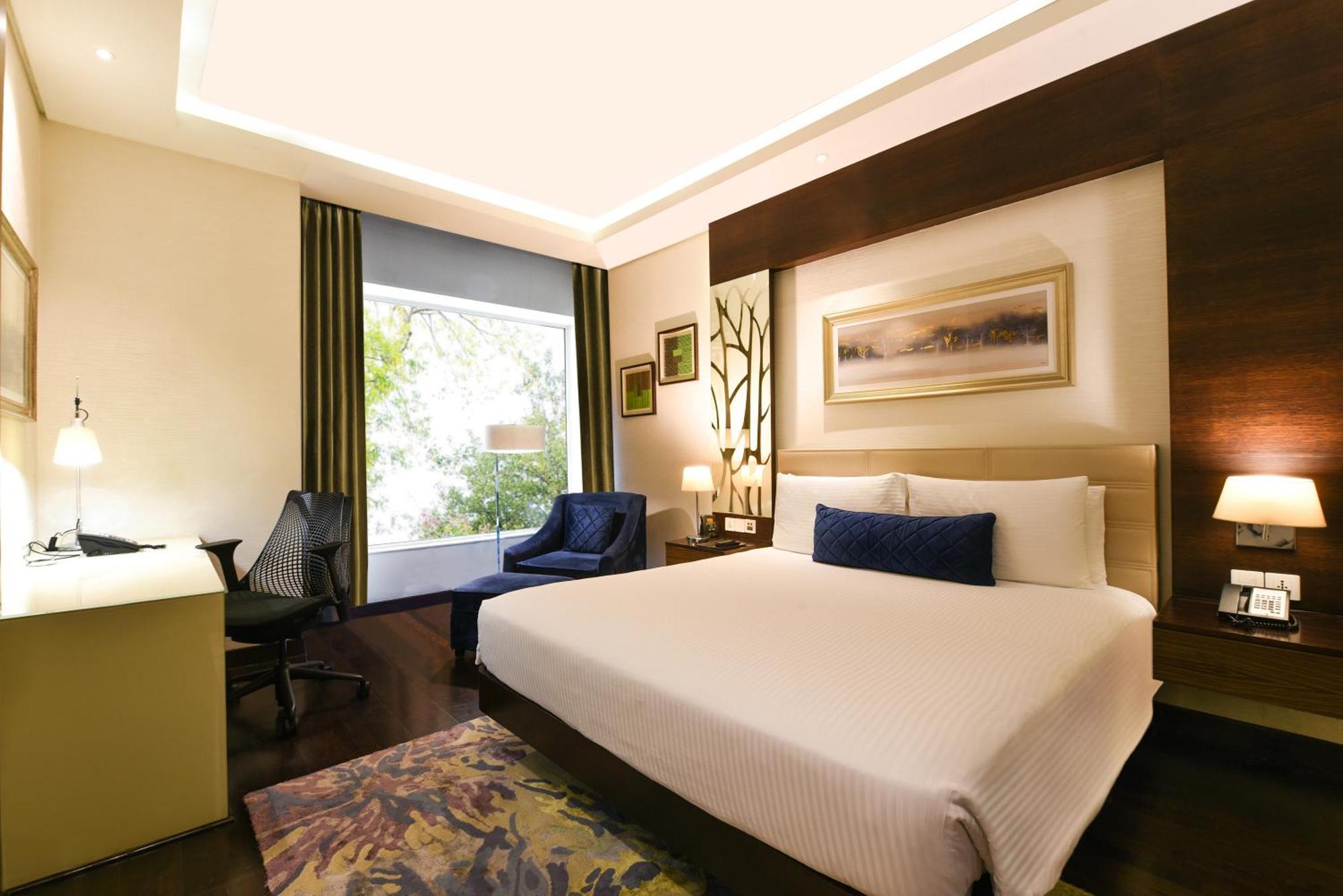 Doubletree By Hilton Gurugram Baani Square Hotel Гургаон Екстериор снимка