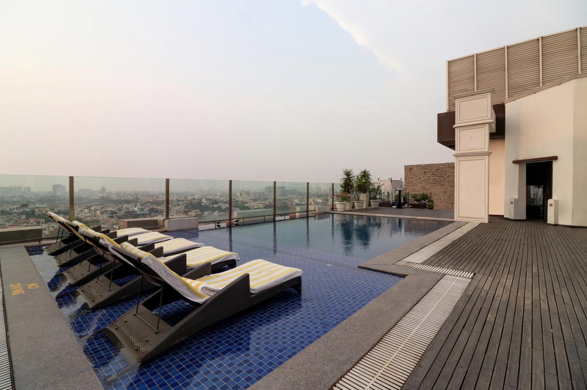 Doubletree By Hilton Gurugram Baani Square Hotel Гургаон Екстериор снимка