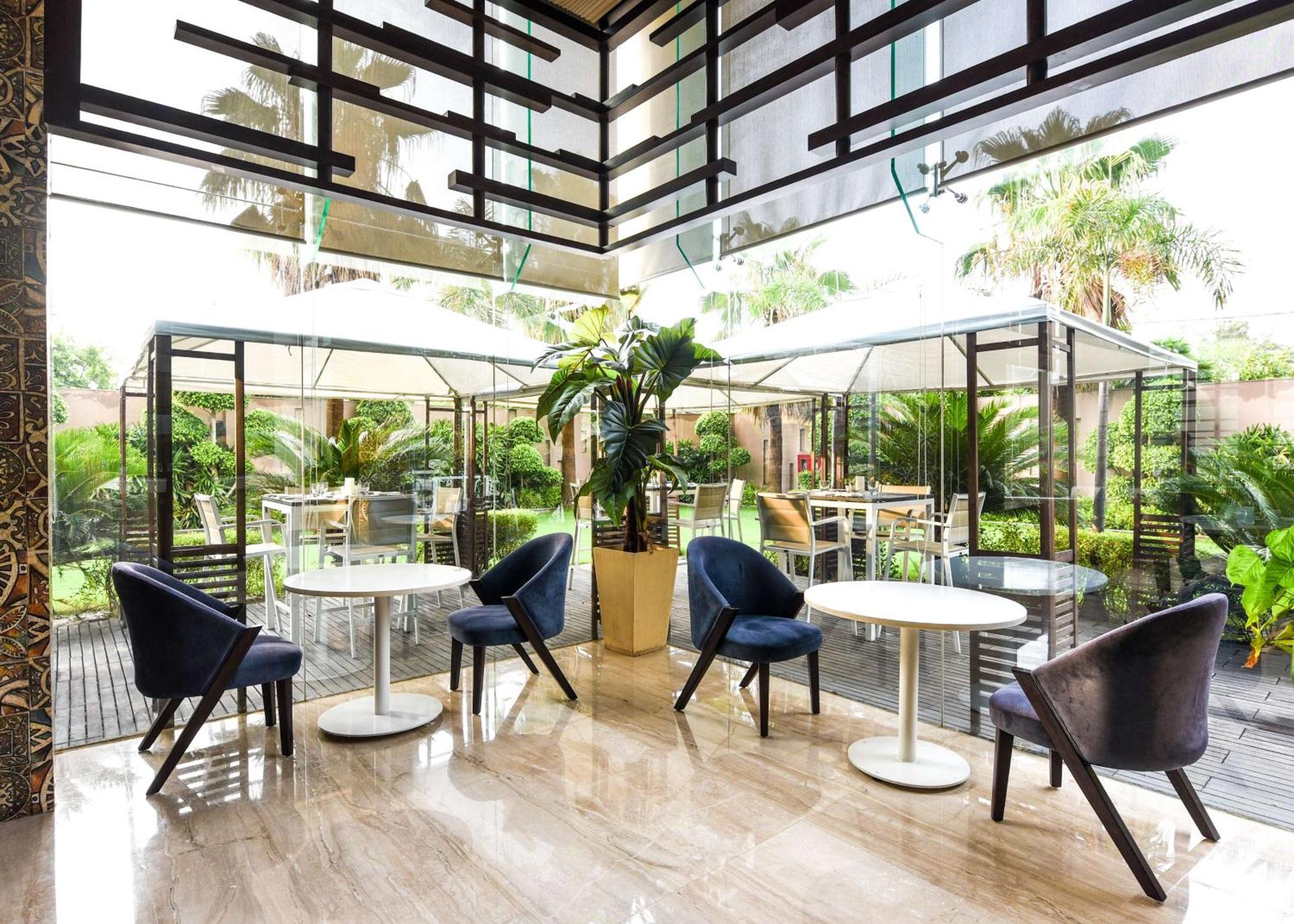 Doubletree By Hilton Gurugram Baani Square Hotel Гургаон Екстериор снимка
