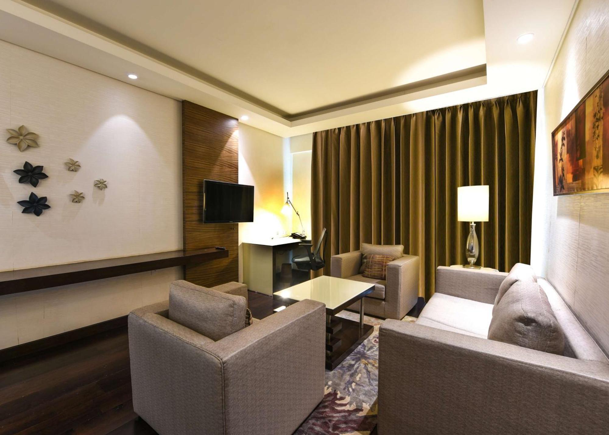 Doubletree By Hilton Gurugram Baani Square Hotel Гургаон Екстериор снимка