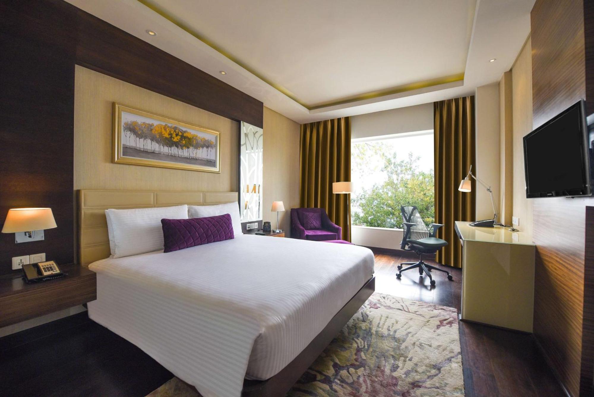 Doubletree By Hilton Gurugram Baani Square Hotel Гургаон Екстериор снимка