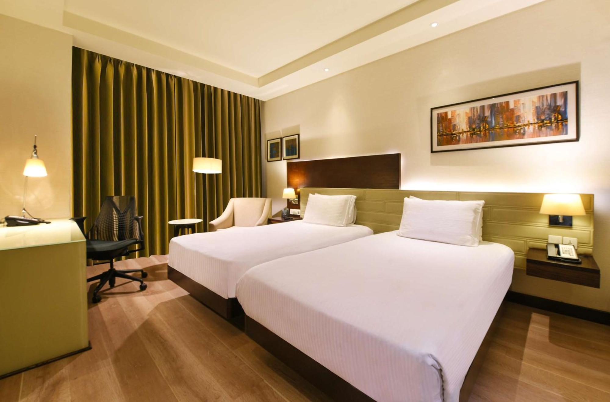 Doubletree By Hilton Gurugram Baani Square Hotel Гургаон Екстериор снимка