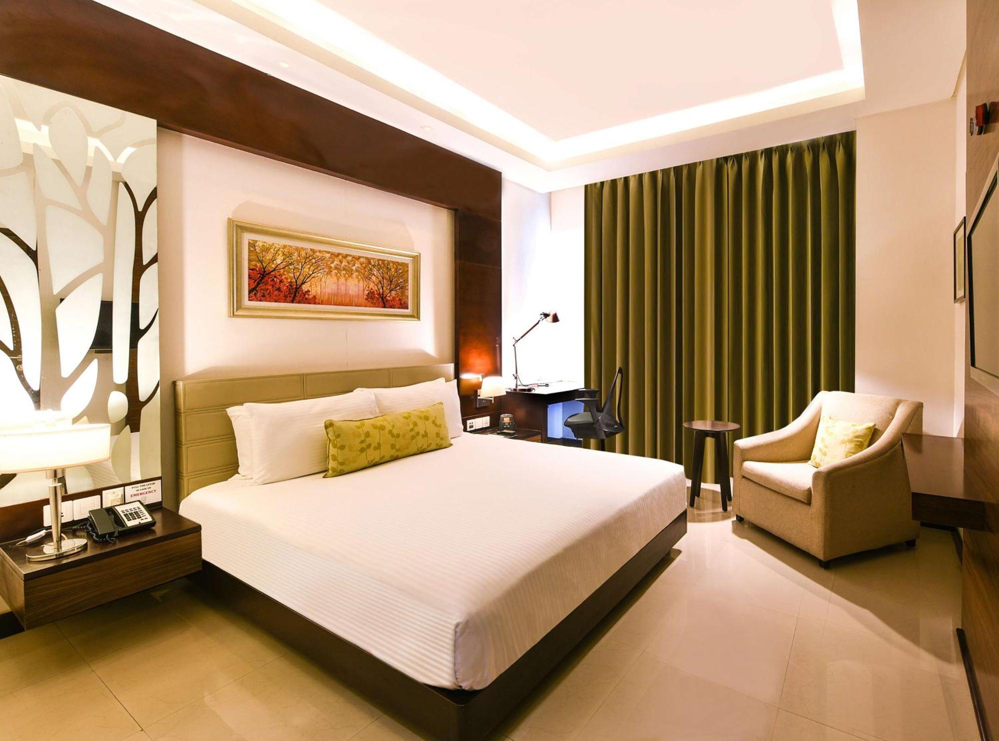 Doubletree By Hilton Gurugram Baani Square Hotel Гургаон Екстериор снимка