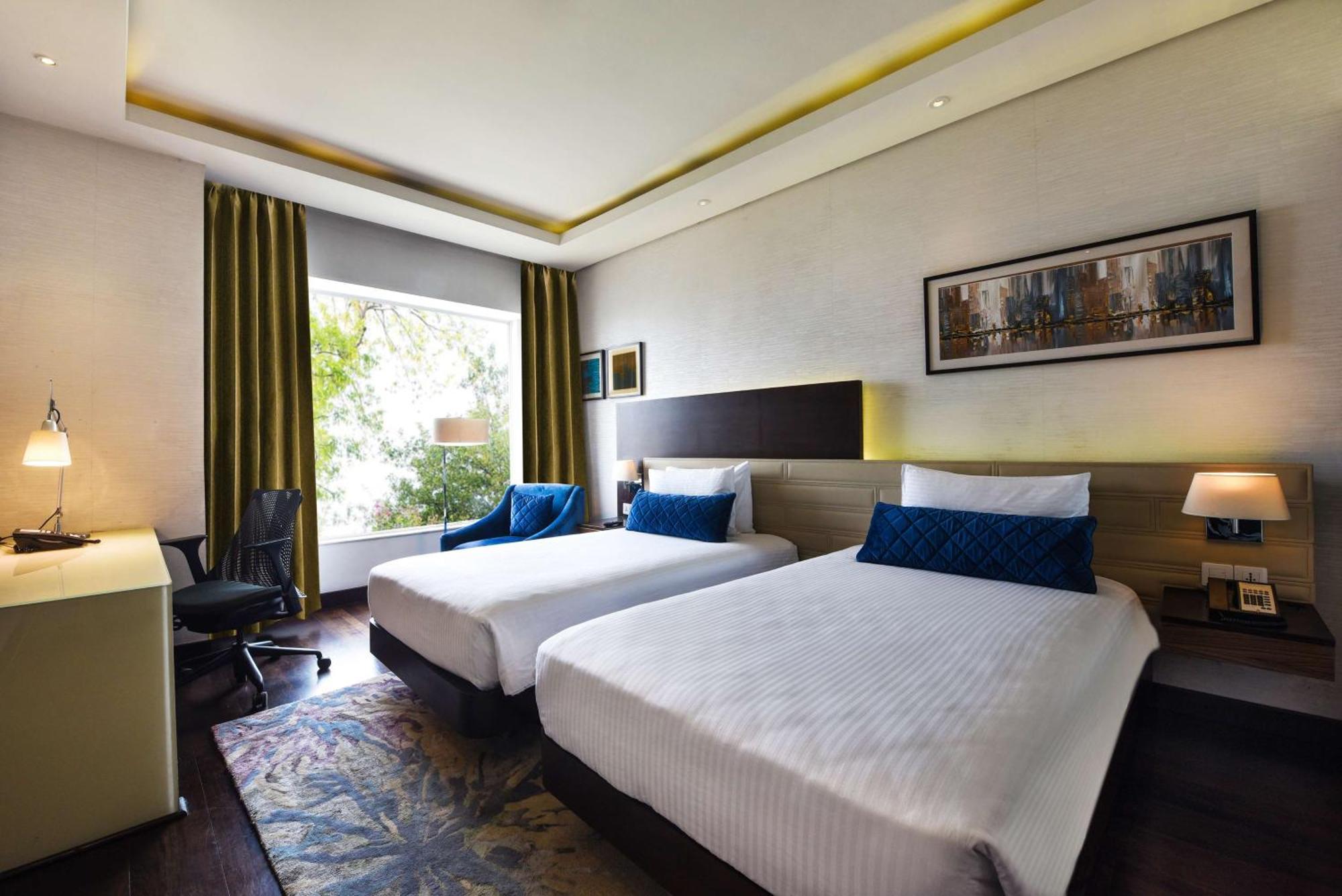 Doubletree By Hilton Gurugram Baani Square Hotel Гургаон Екстериор снимка