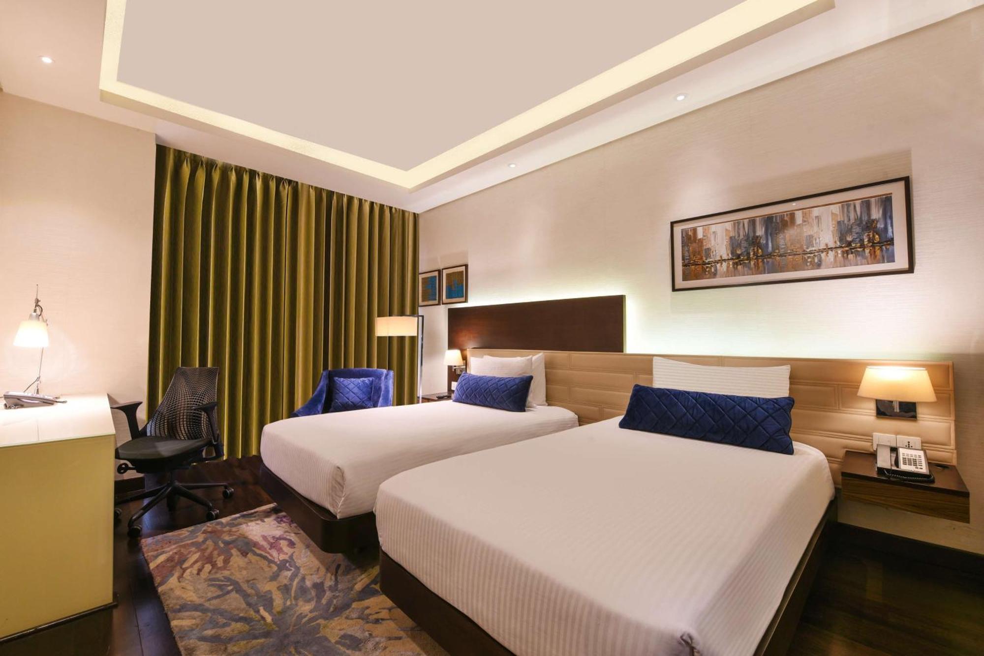 Doubletree By Hilton Gurugram Baani Square Hotel Гургаон Екстериор снимка