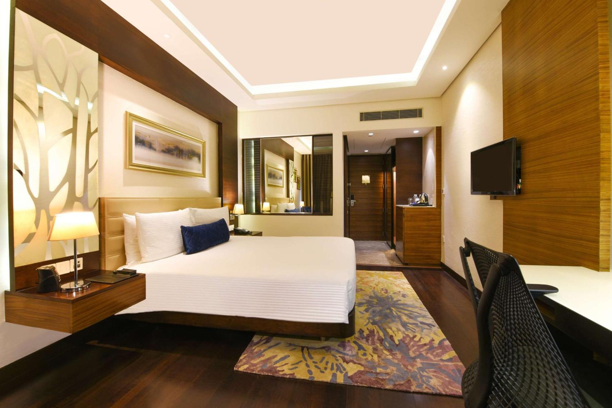 Doubletree By Hilton Gurugram Baani Square Hotel Гургаон Екстериор снимка