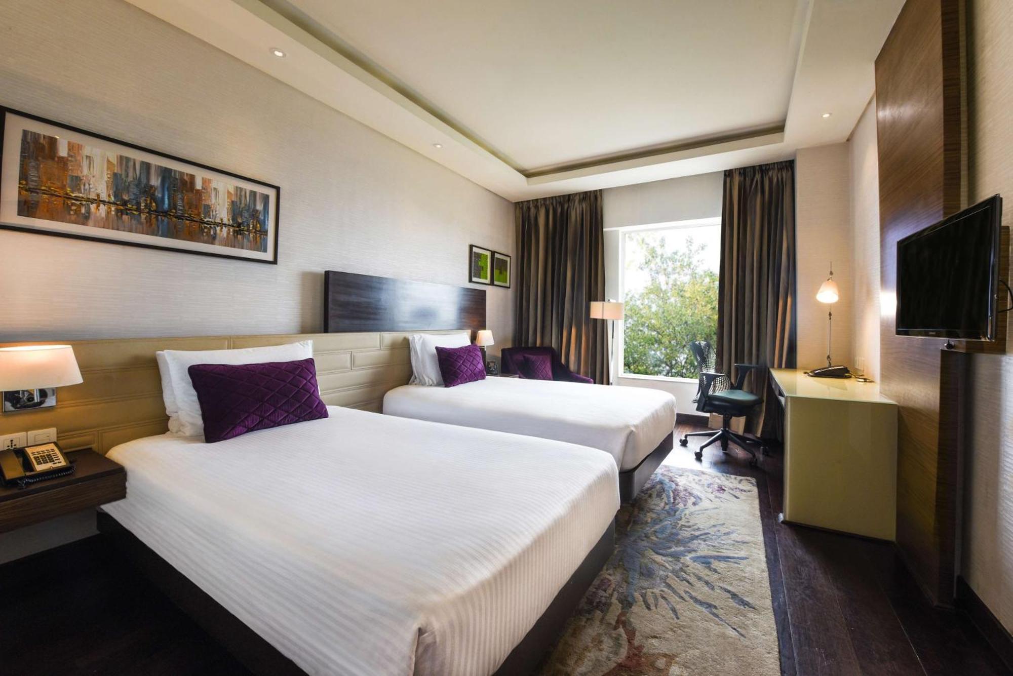 Doubletree By Hilton Gurugram Baani Square Hotel Гургаон Екстериор снимка