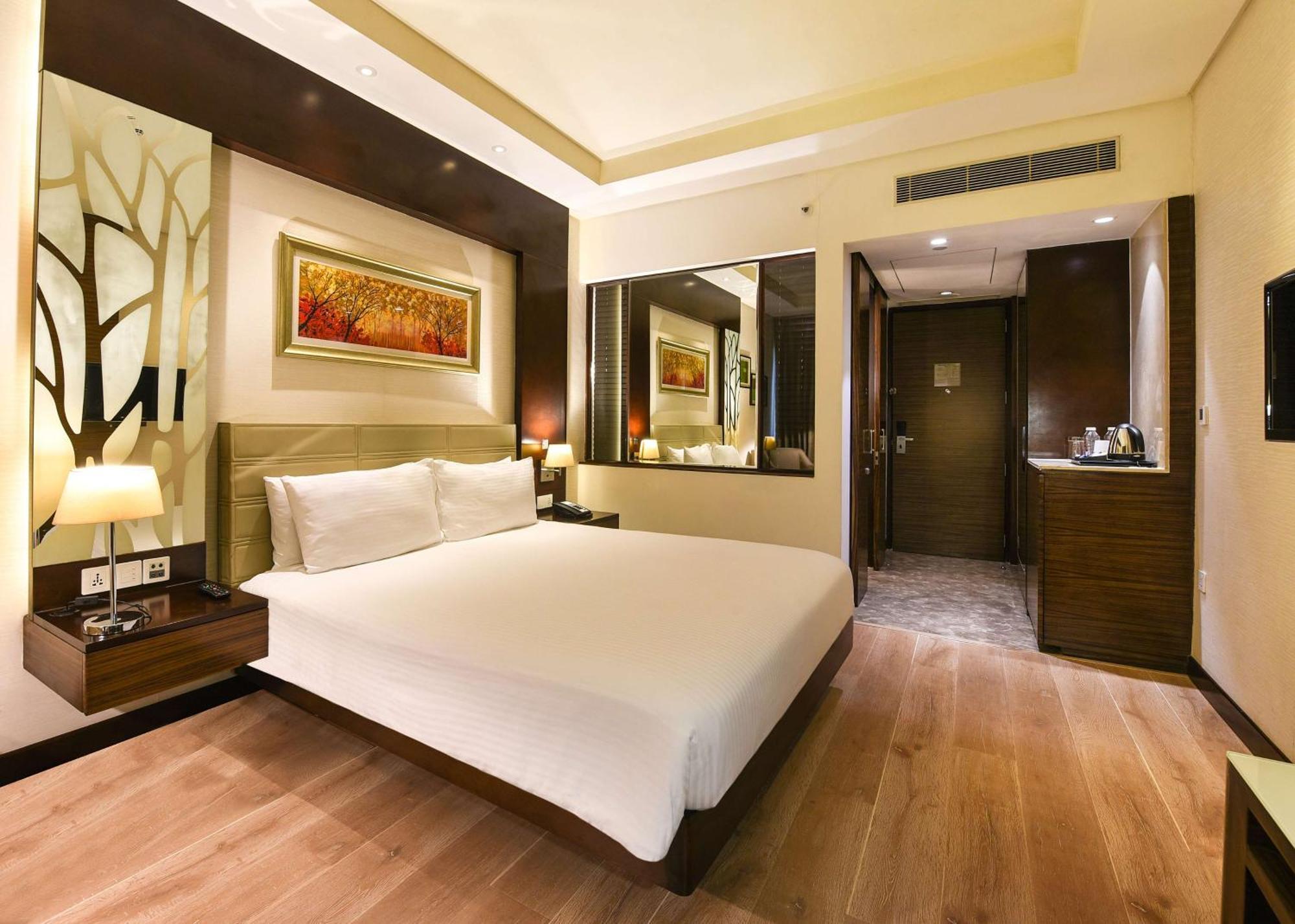 Doubletree By Hilton Gurugram Baani Square Hotel Гургаон Екстериор снимка