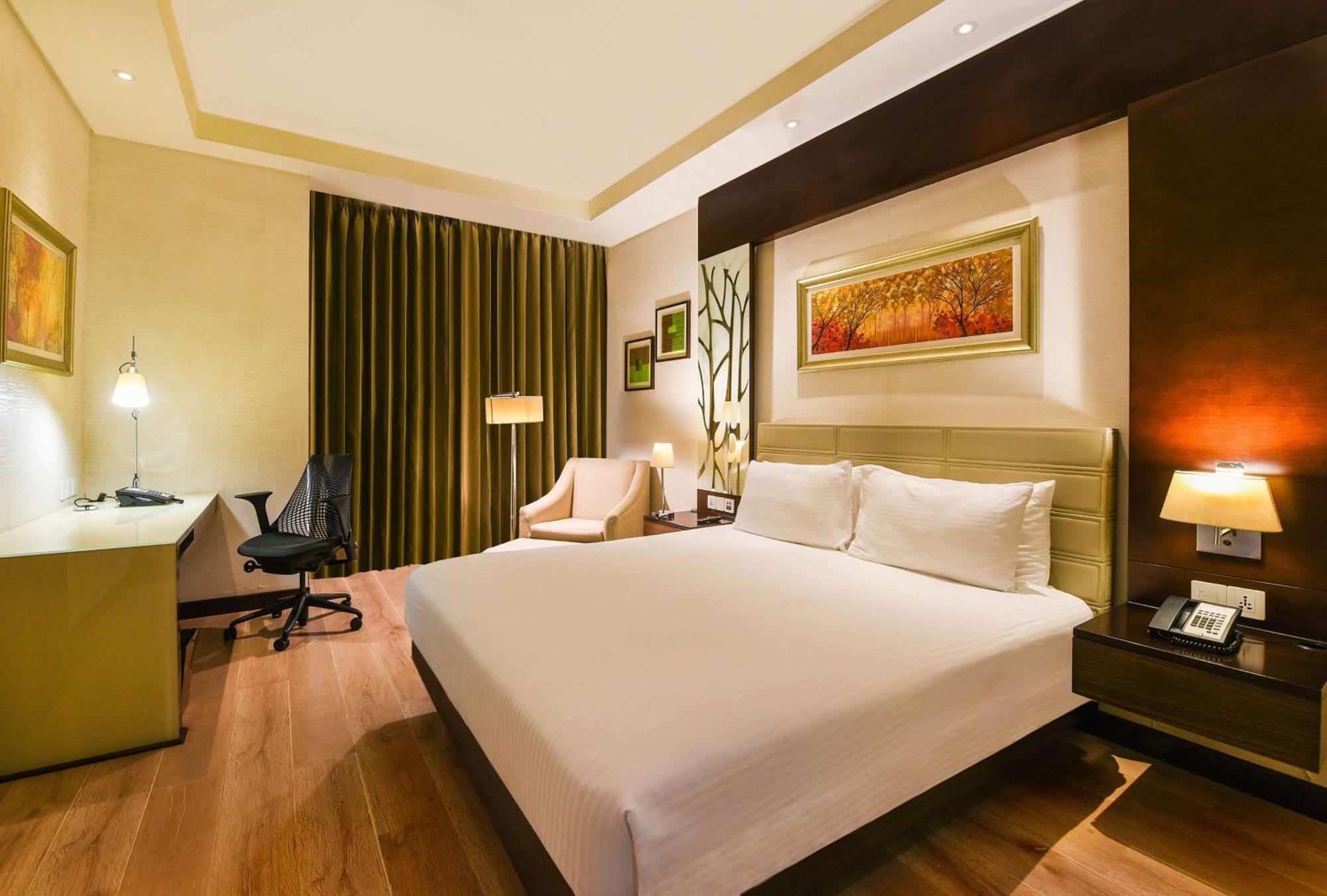 Doubletree By Hilton Gurugram Baani Square Hotel Гургаон Екстериор снимка