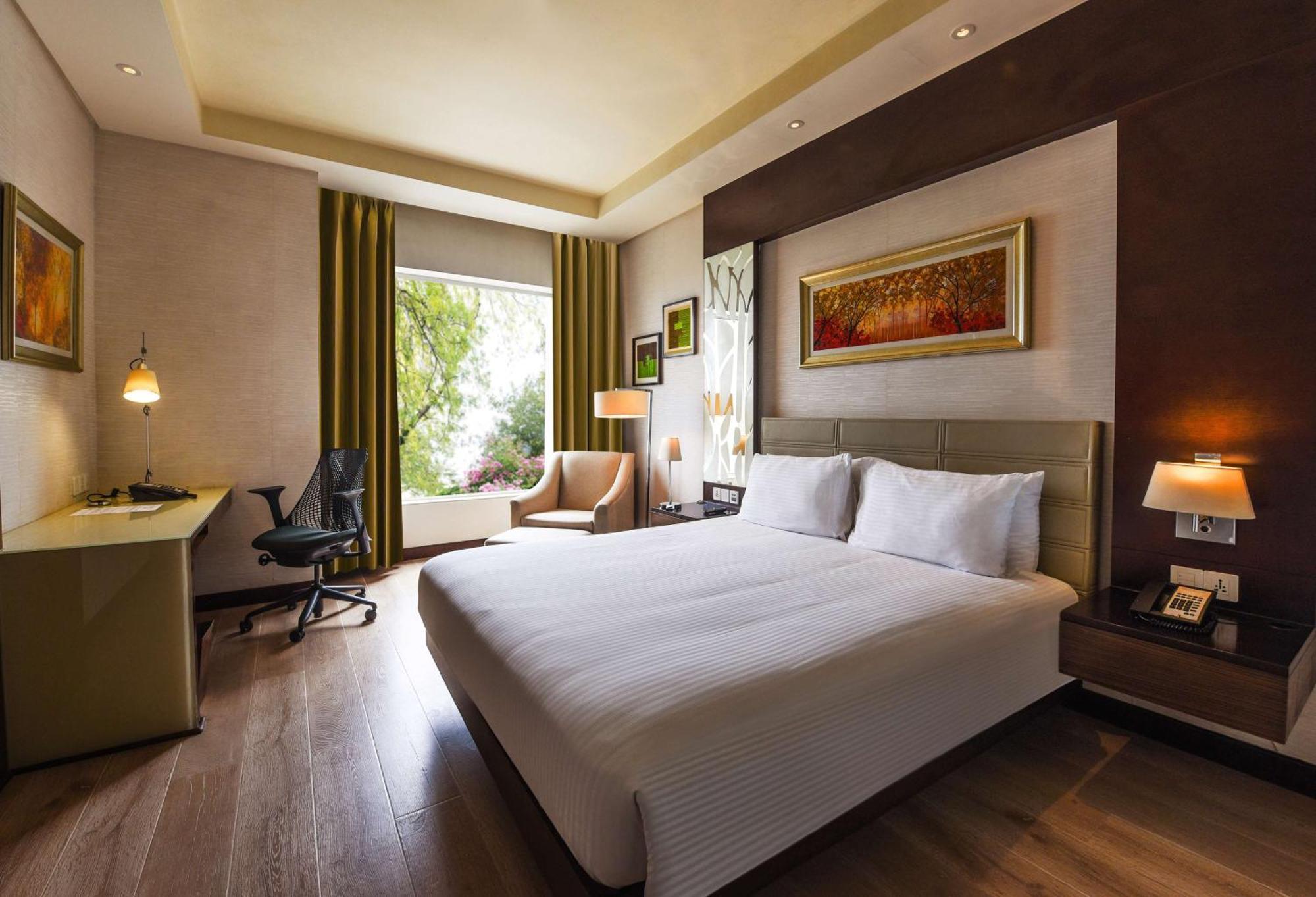 Doubletree By Hilton Gurugram Baani Square Hotel Гургаон Екстериор снимка