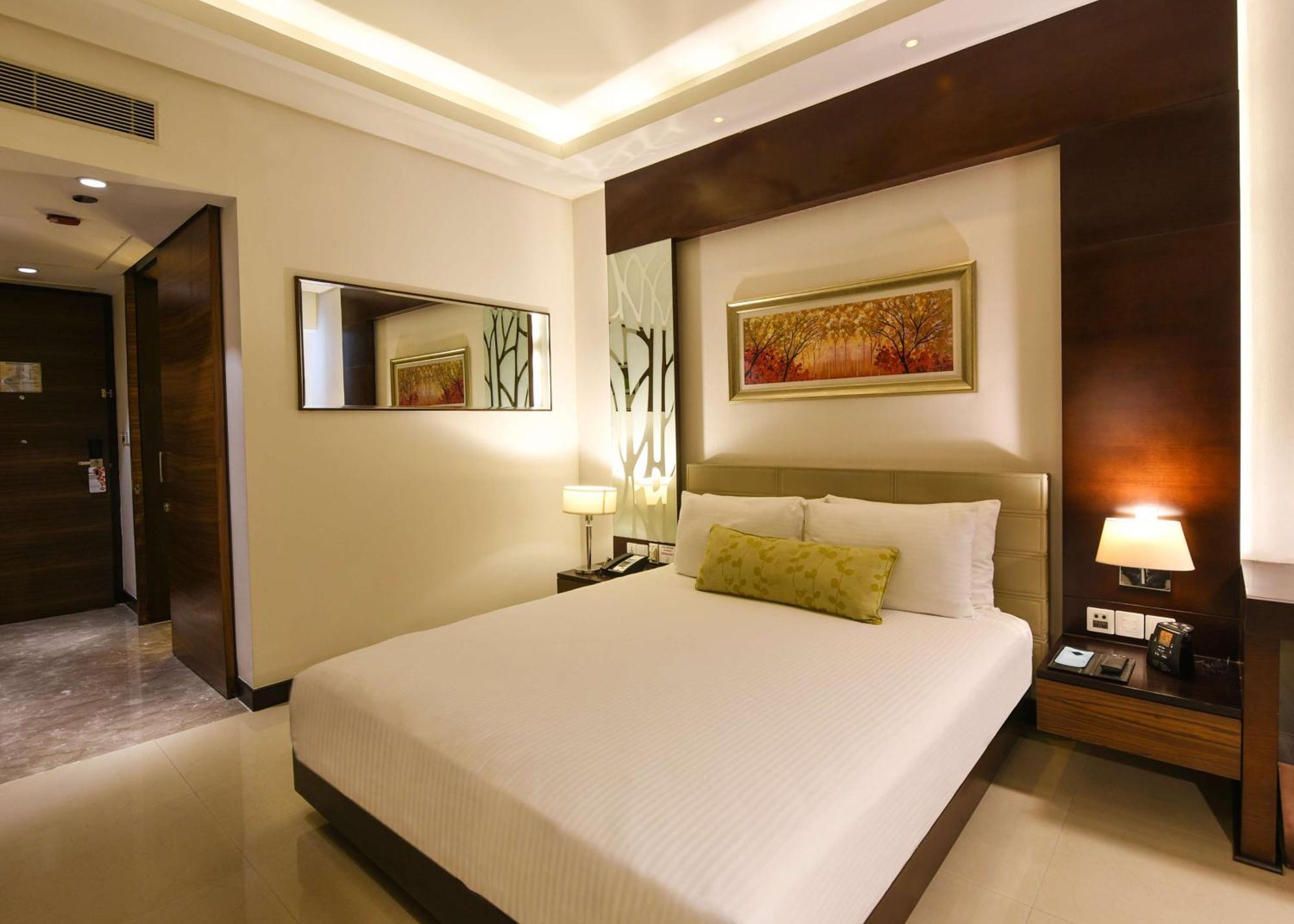 Doubletree By Hilton Gurugram Baani Square Hotel Гургаон Екстериор снимка