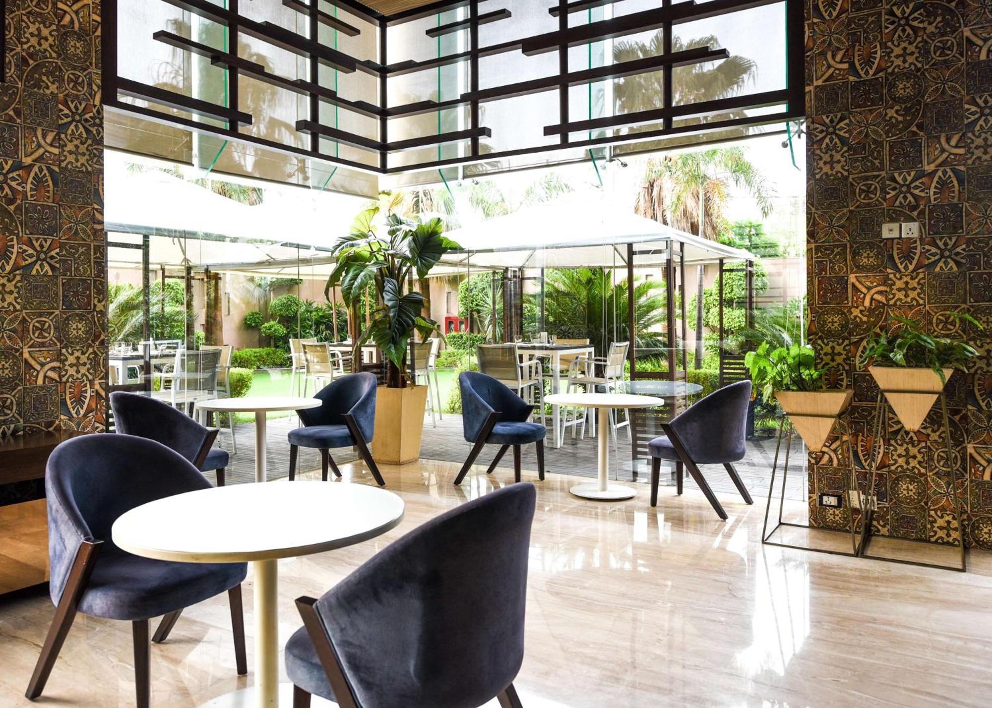Doubletree By Hilton Gurugram Baani Square Hotel Гургаон Екстериор снимка
