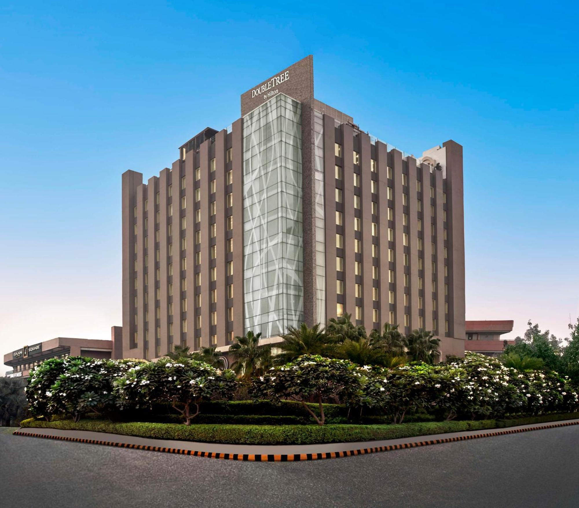 Doubletree By Hilton Gurugram Baani Square Hotel Гургаон Екстериор снимка