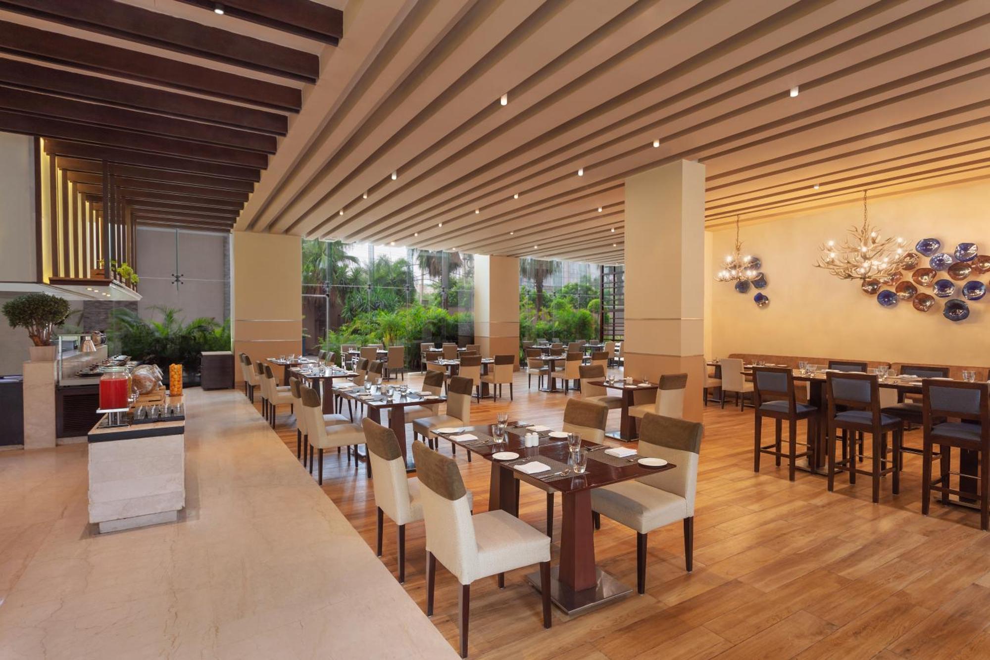 Doubletree By Hilton Gurugram Baani Square Hotel Гургаон Екстериор снимка