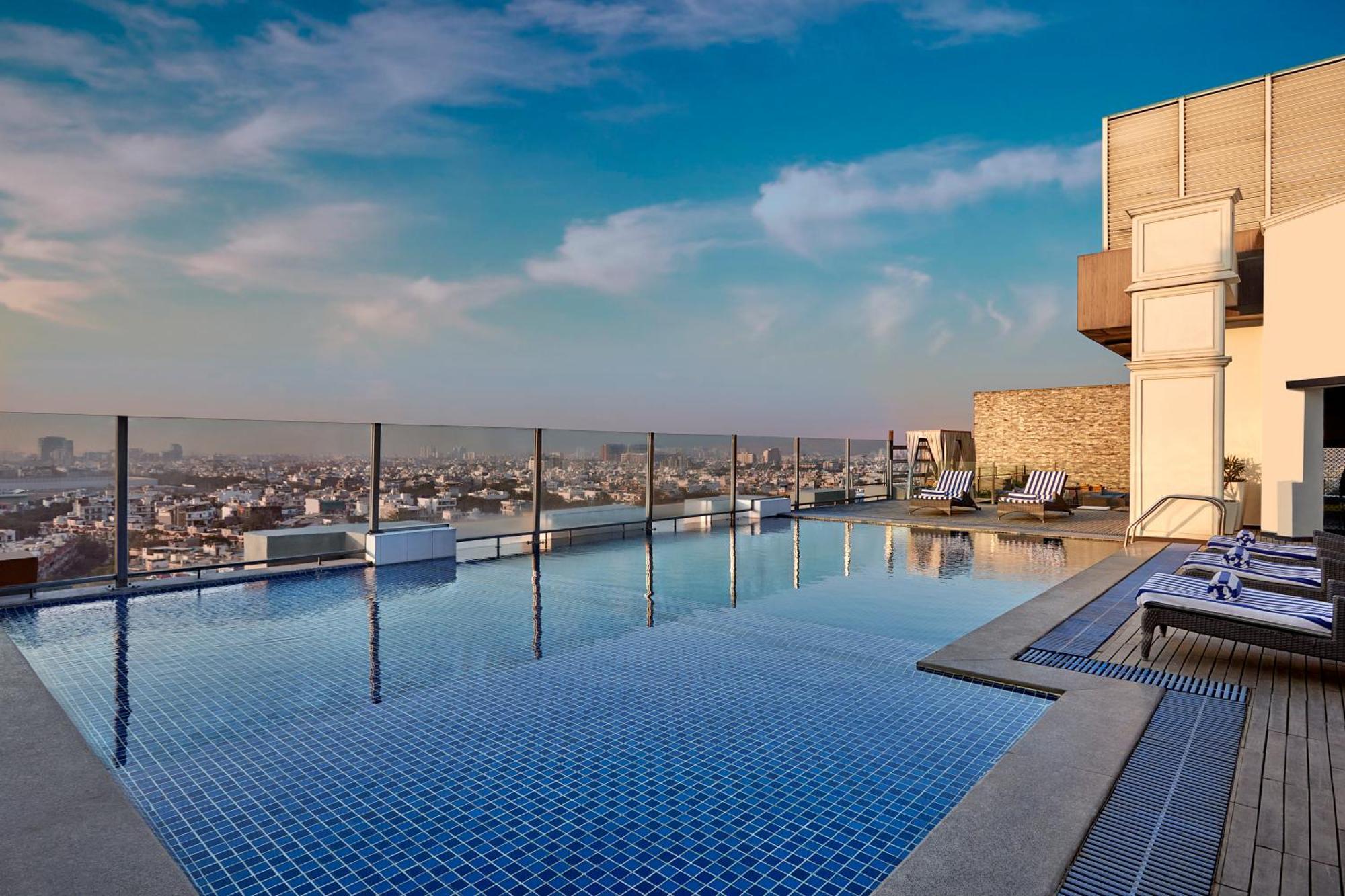 Doubletree By Hilton Gurugram Baani Square Hotel Гургаон Екстериор снимка